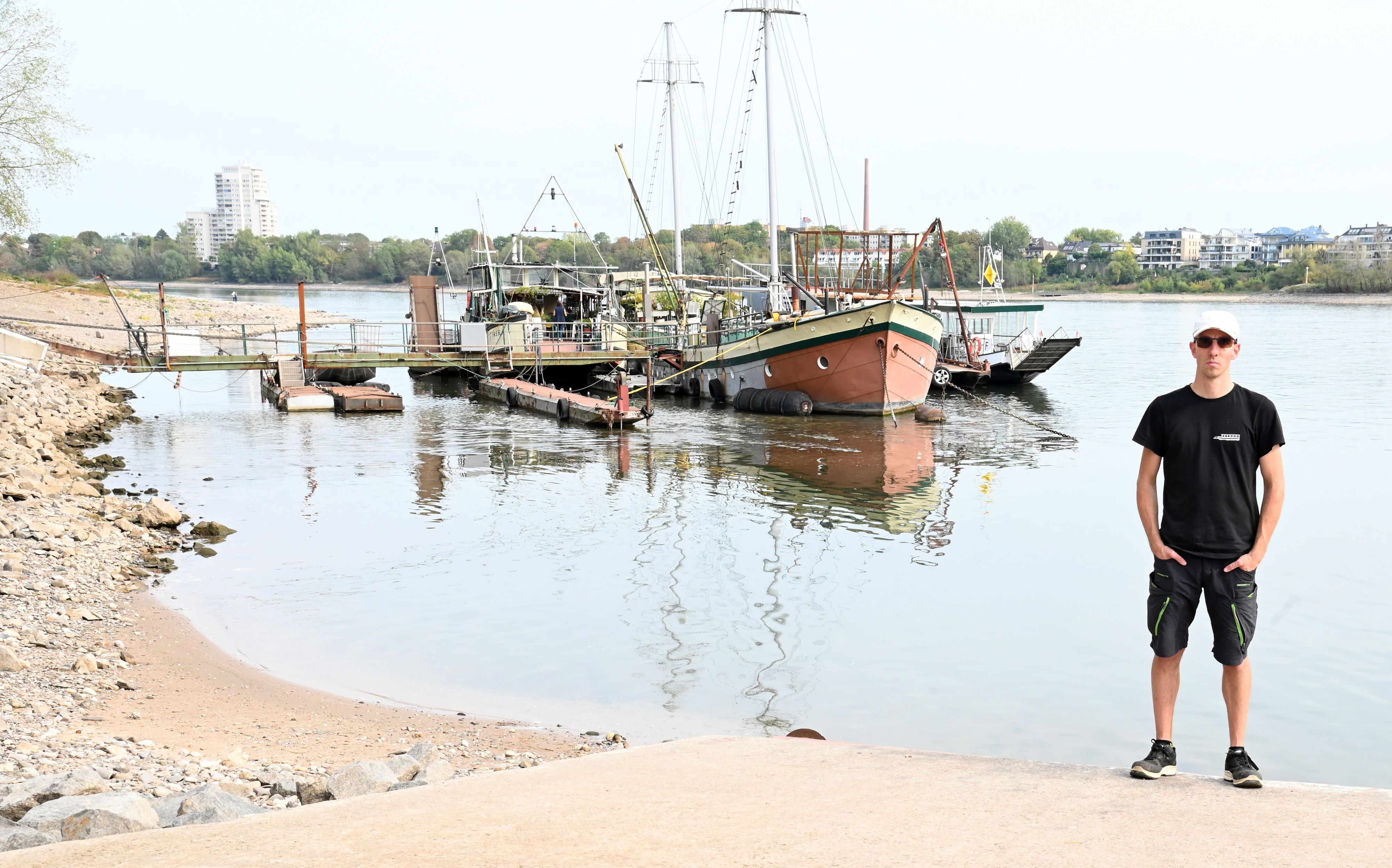 28.09.2026 Köln. Der Rhein führt extremes Niedrigwasser, in der Nacht wurde ein Pegelstand von nur noch 40cm KP und damit ein neuer historischer Rekord erreicht. Der Rheinpegel soll in den nächsten Tagen weiter sinken. Niklas Thiel, Fährmann der Personenfähre Krokolino, welche normalerweise zwischen Weiß und Zündorf verkehrt. Foto: Alexander Schwaiger