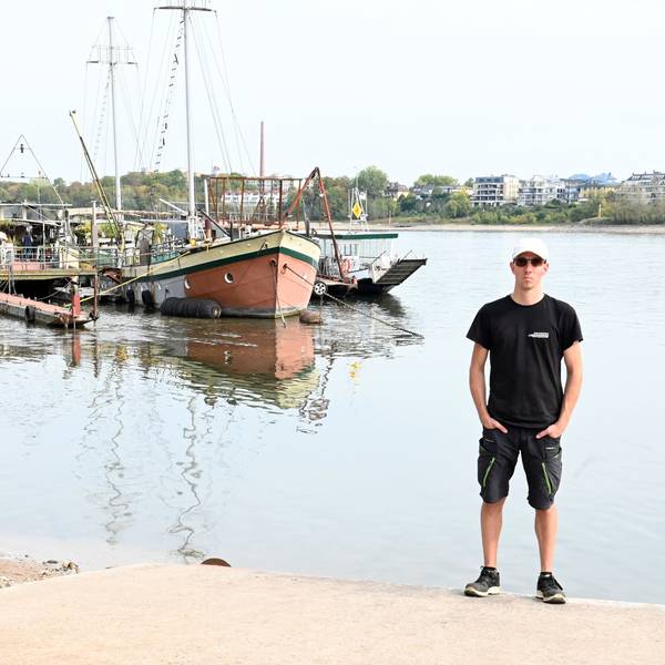 28.09.2026 Köln. Der Rhein führt extremes Niedrigwasser, in der Nacht wurde ein Pegelstand von nur noch 40cm KP und damit ein neuer historischer Rekord erreicht. Der Rheinpegel soll in den nächsten Tagen weiter sinken. Niklas Thiel, Fährmann der Personenfähre Krokolino, welche normalerweise zwischen Weiß und Zündorf verkehrt. Foto: Alexander Schwaiger