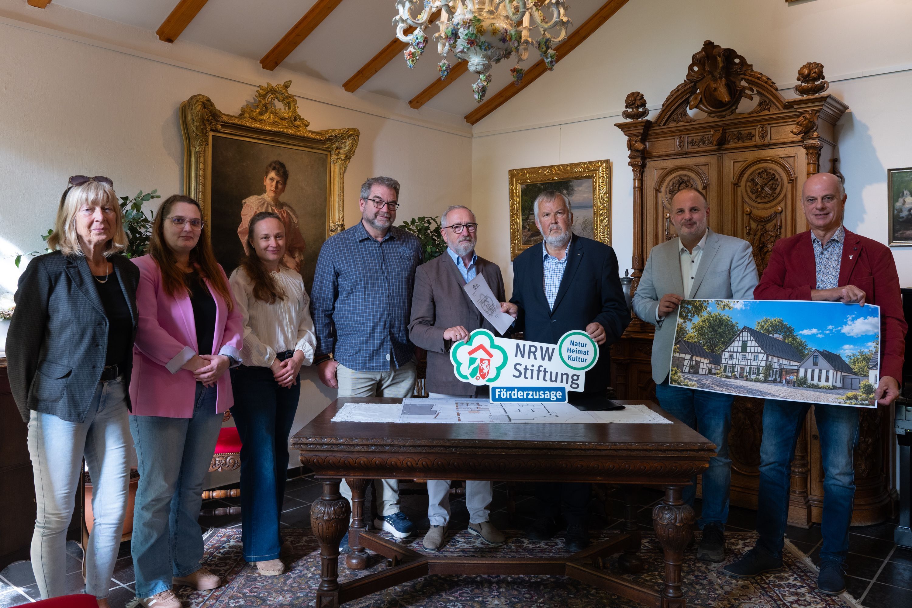 Übergabe des Förderbescheids der NRW-Stiftung an das Heimatmuseum Bergneustadt