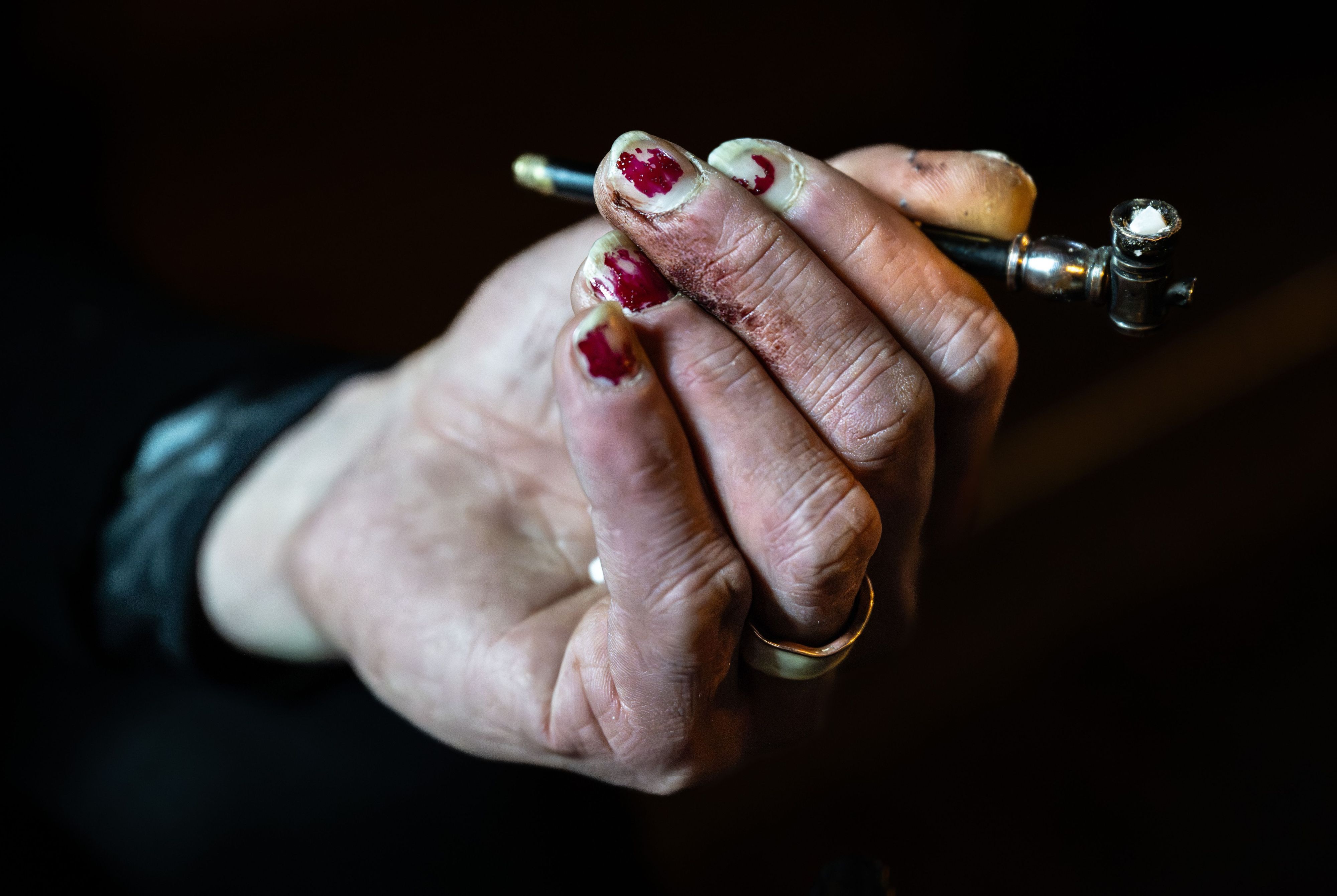 Eine Frau hält ihre Crackpfeife in der Hand. (Archivbild)