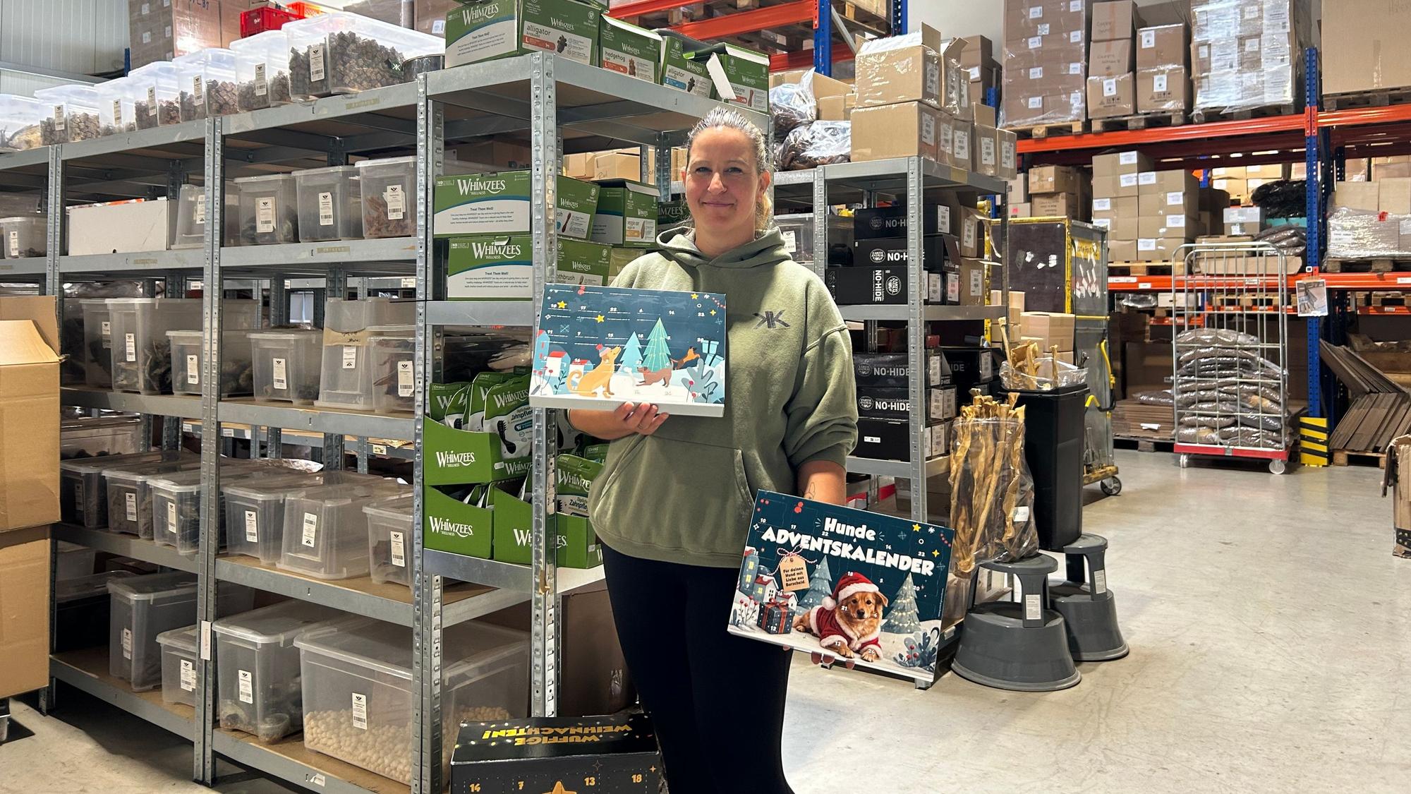 Geschäftsführerin Jessica Pendel mit dem kommenden Verkaufsschlager: Hunde-Adventskalender