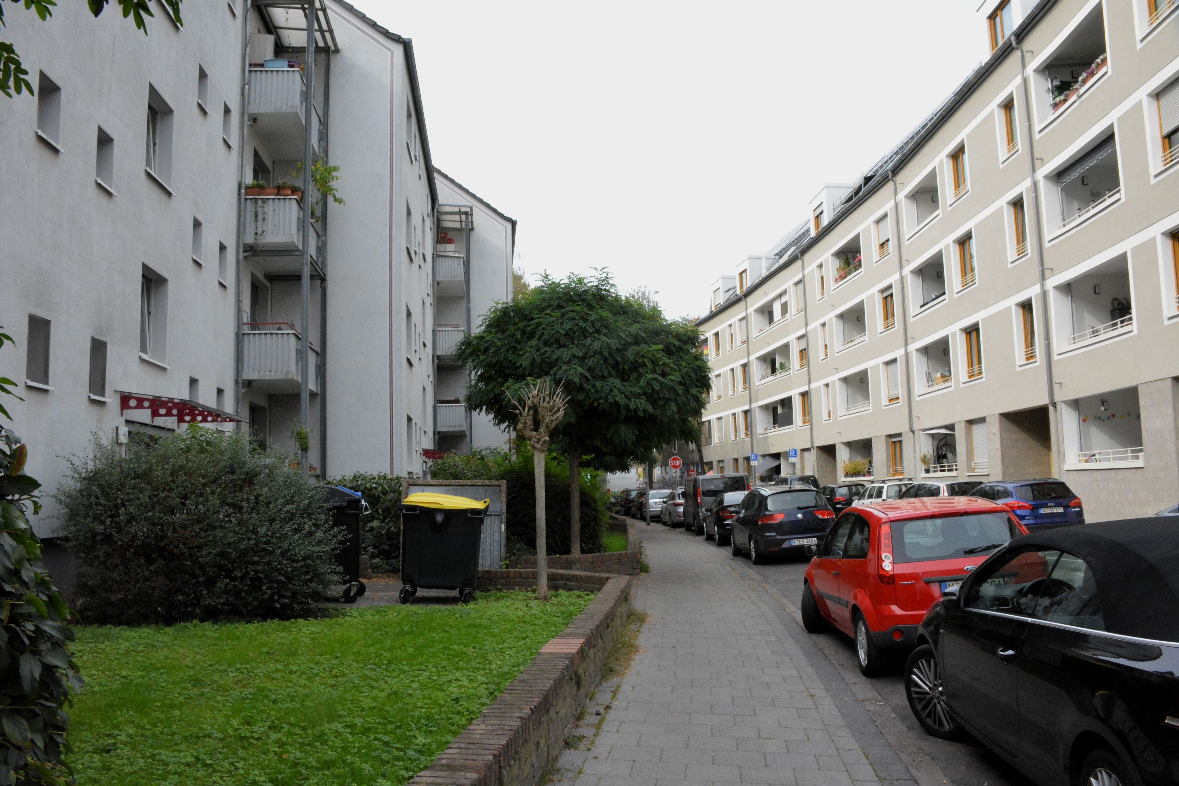 Rechts ein Neubau, links Häuser, die deutlich älter sind.