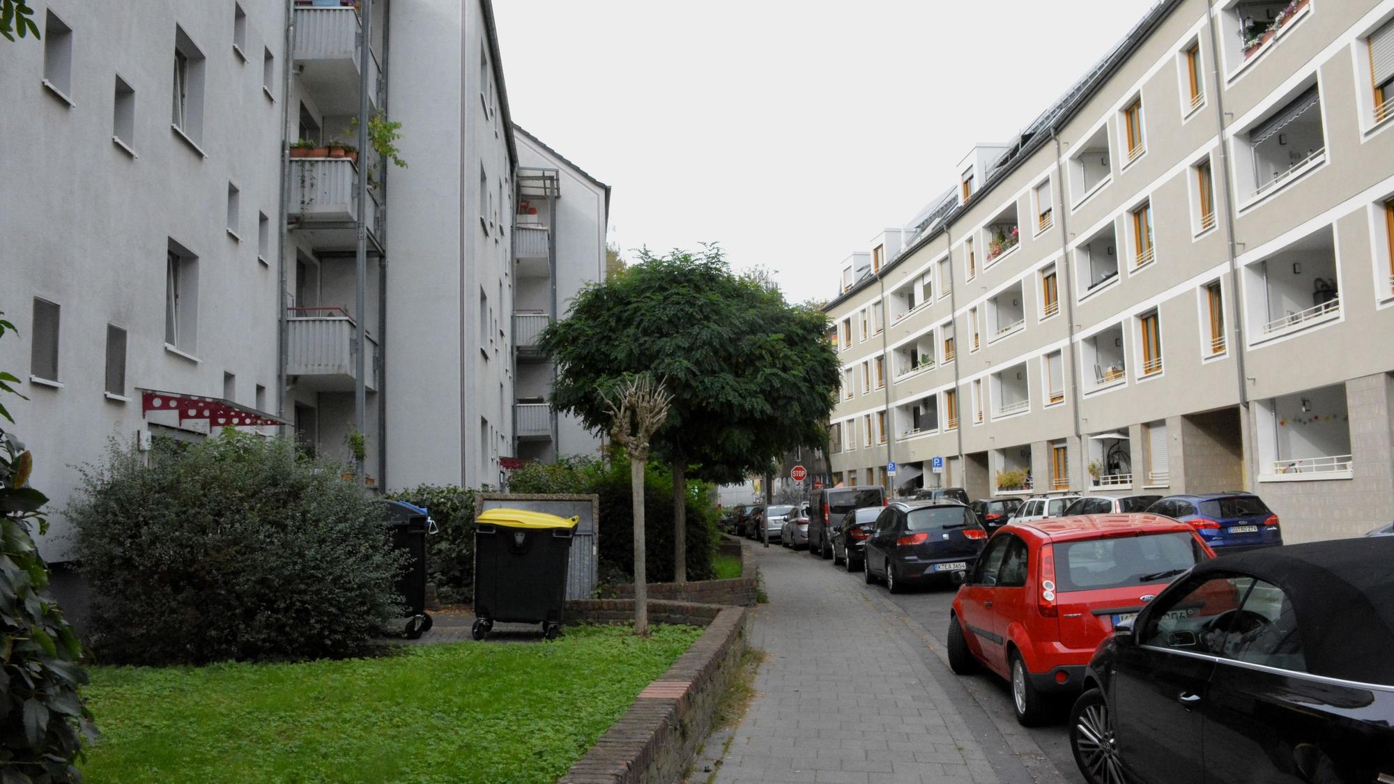 Rechts ein Neubau, links Häuser, die deutlich älter sind.