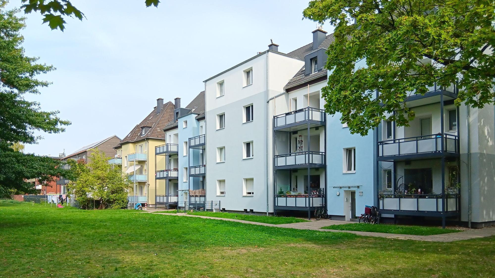 Ein Hinterhof mit nachträglich angebauten Balkonen.