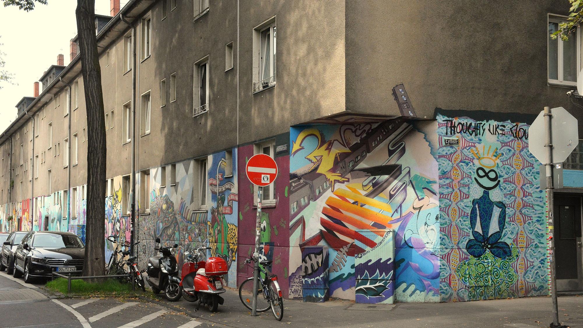 Ein ungepflegtes Haus mit Graffiti