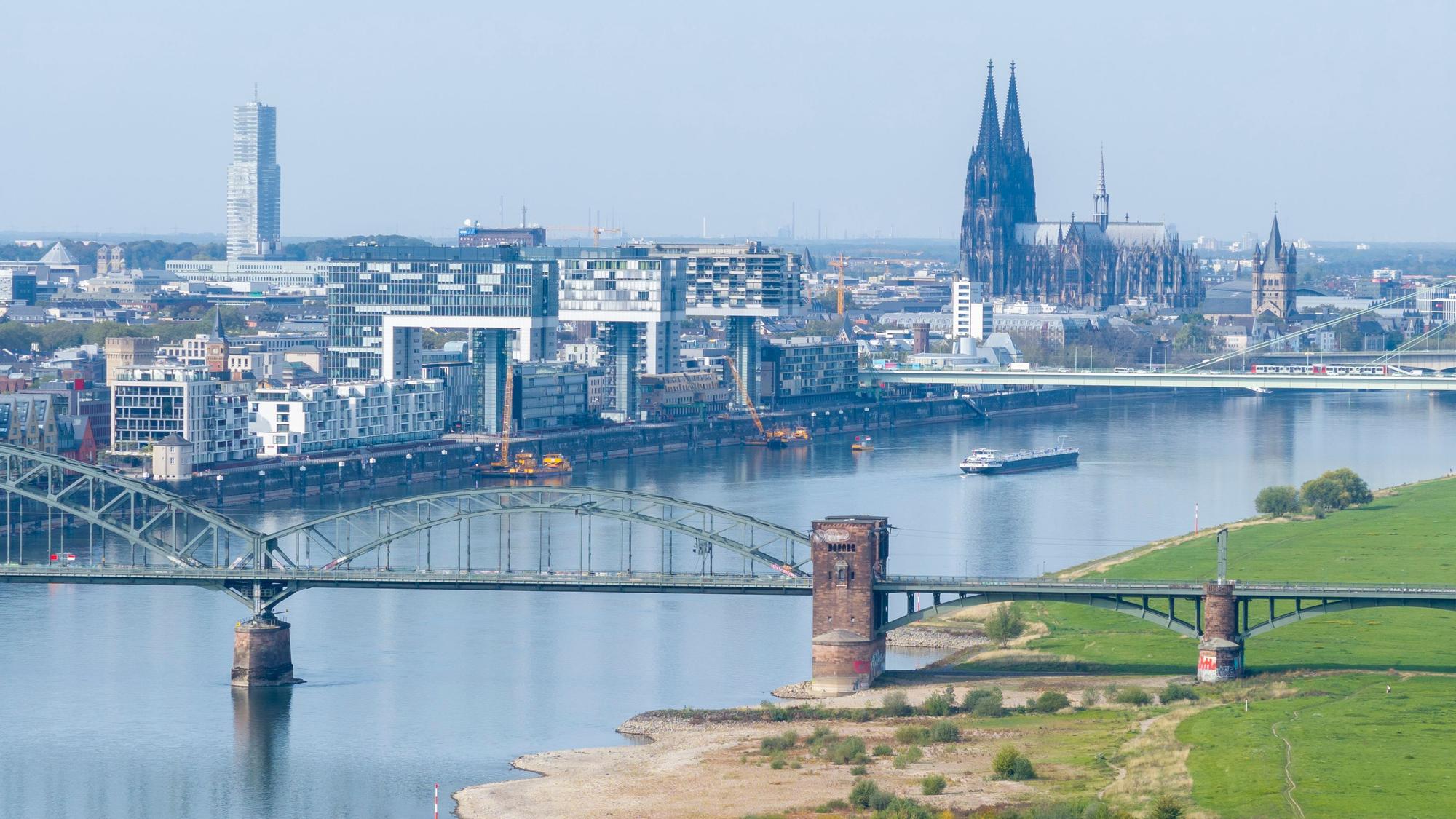 Köln-Panorama: Der Rhein führt derzeit sehr wenig Wasser.