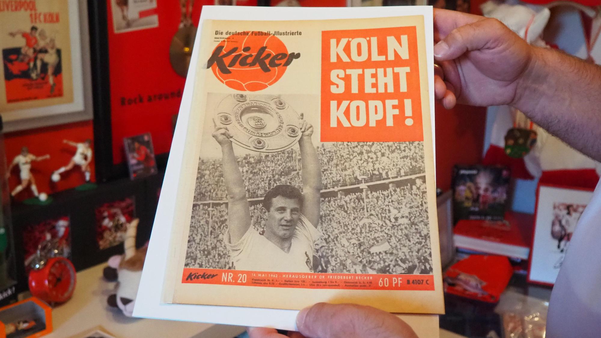 Auf der alten Ausgabe des Magazins „Kicker“ steht "Köln steht kopf". Dazu ist das Bild des Spielers Hans Schäfer zu sehen, der die Meisterschale in die Höhe hält.