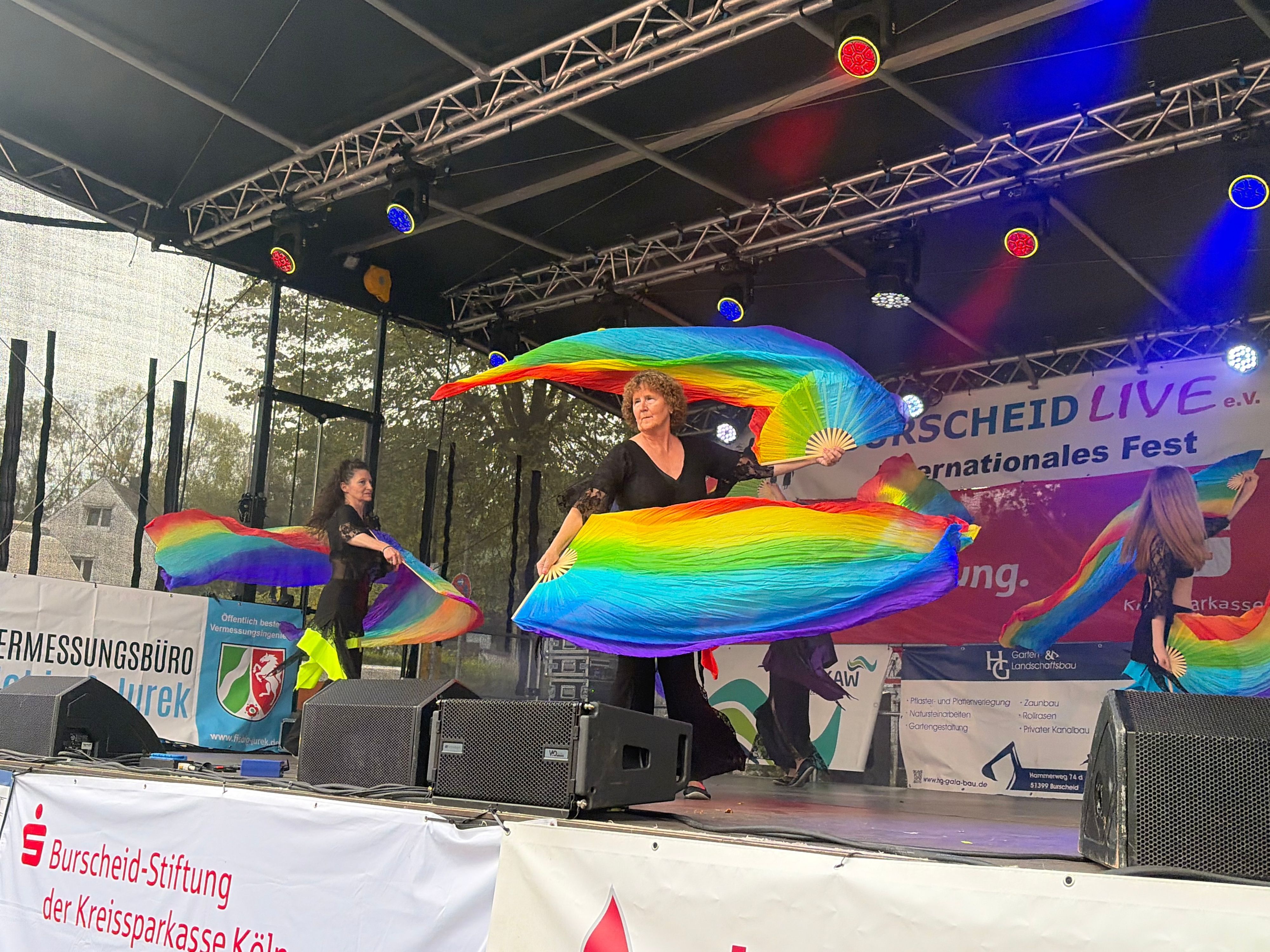 Viele Tanz- und Musikgruppen aus unterschiedlichen Kulturen präsentierten ihre Talente auf der Bühne am Burscheider Marktplatz.