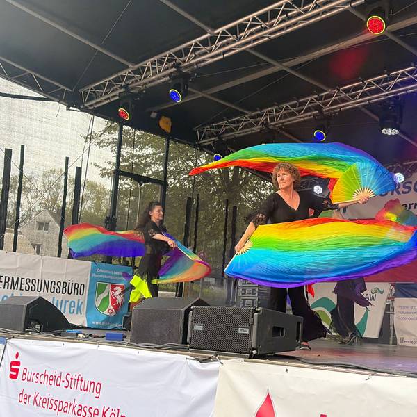 Viele Tanz- und Musikgruppen aus unterschiedlichen Kulturen präsentierten ihre Talente auf der Bühne am Burscheider Marktplatz.