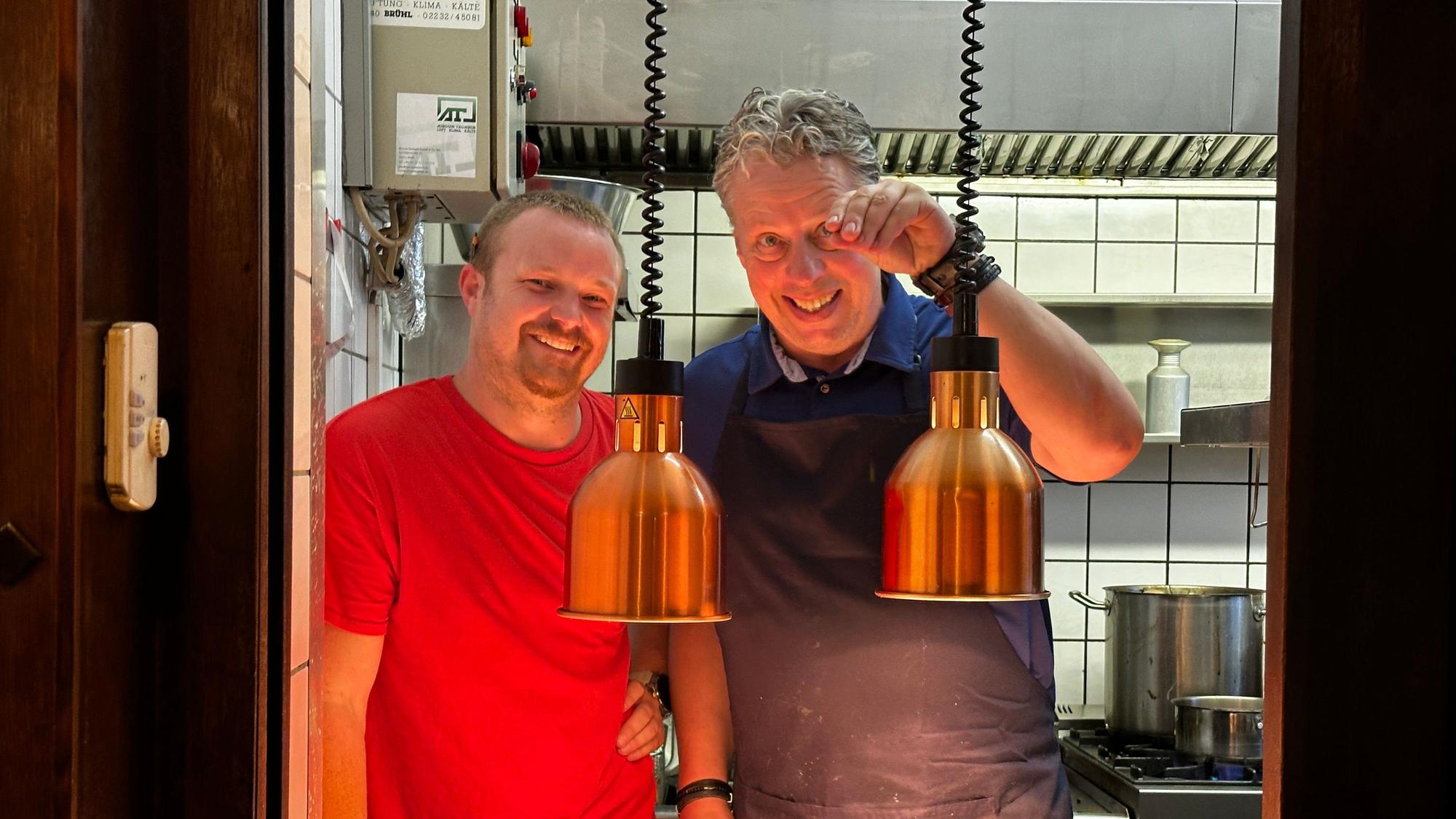 Gastronom Jörg Blöck am Herd im Landhaus Alt Weiß mit neuem Pächter Martin Richter (links)