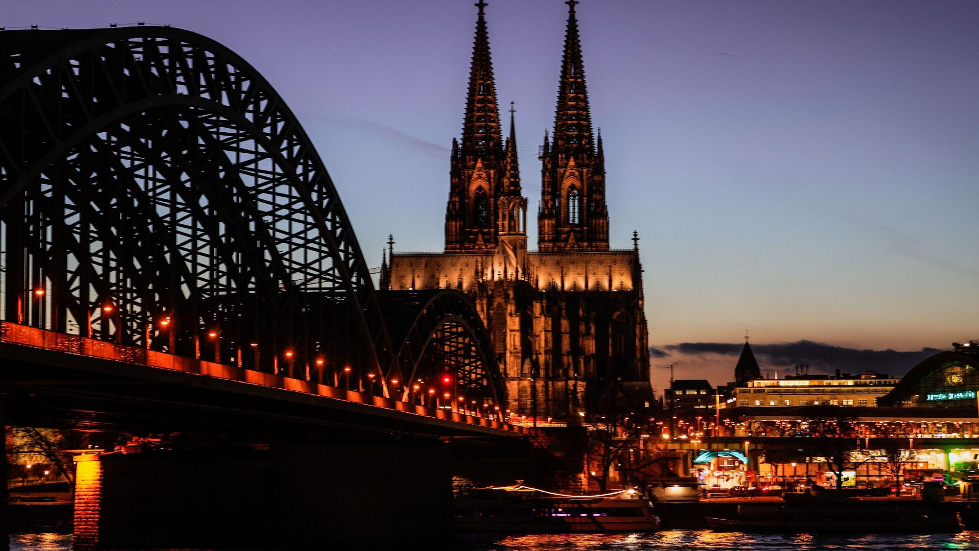 Der Kölner Dom und die Hohenzollernbrücke sind am Abend beleuchtet. (Archivbild)