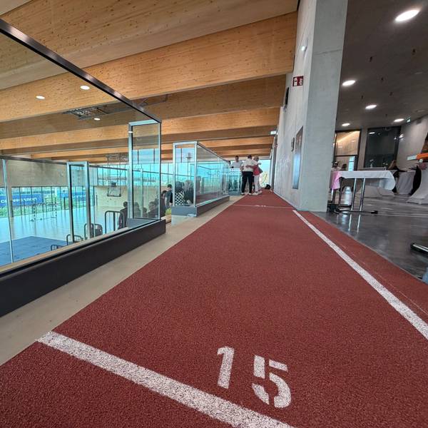 Selbst eine 50-Meter-Tartanbahn wurde in die neue Sporthalle integriert.