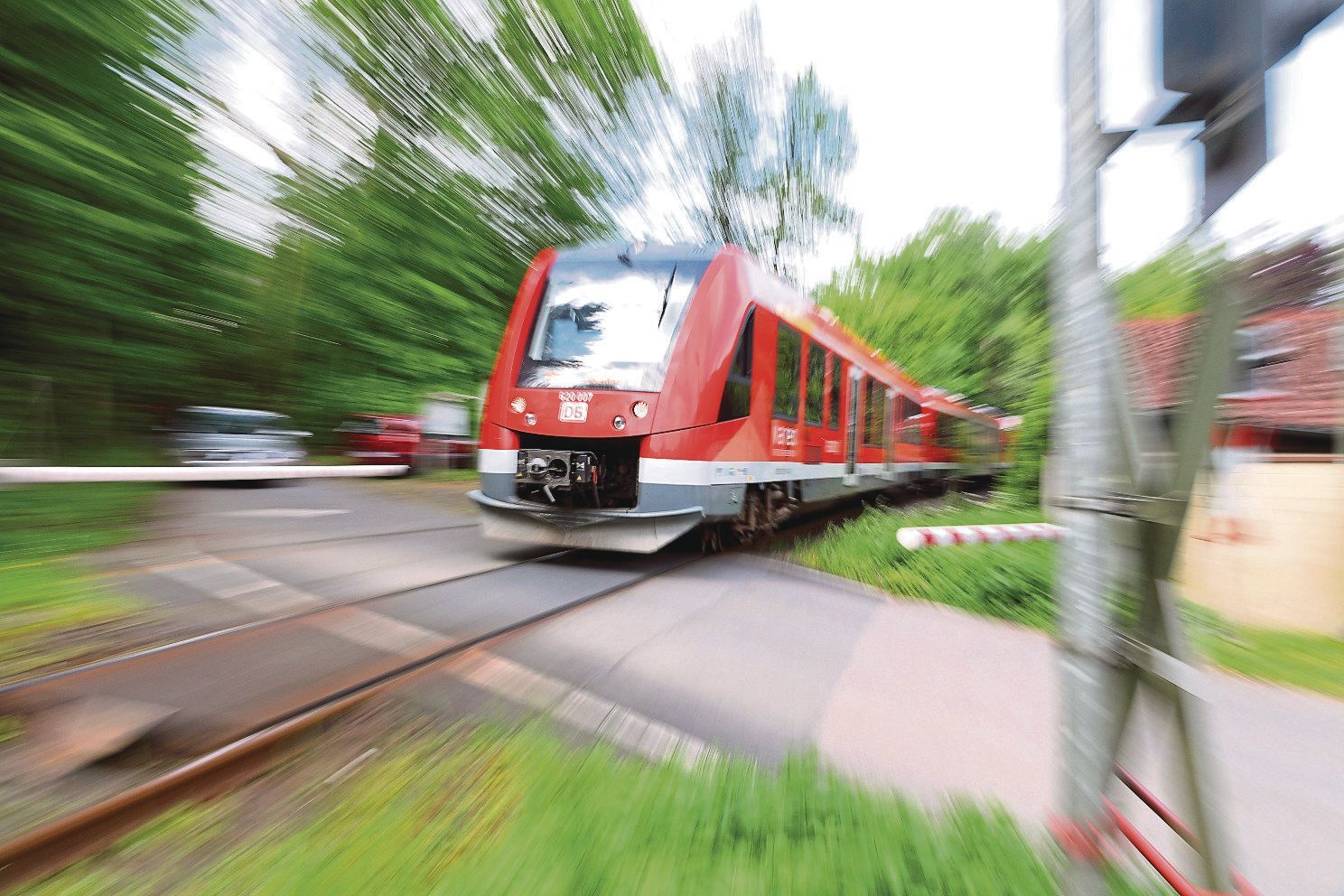Rösrath, Hoffnungsthal, Bahnübergang Brünsbacher Weg zwischen Bkeifelder Straße und Brünsbach bzw. Stöcken, Juni 2019, Regionalbahn, RB 25, Köln-Lüdenscheid, Eisenbahn, ÖPNV, Schienenverkehr, Nahverkehr, Schranken, Signalanlagen