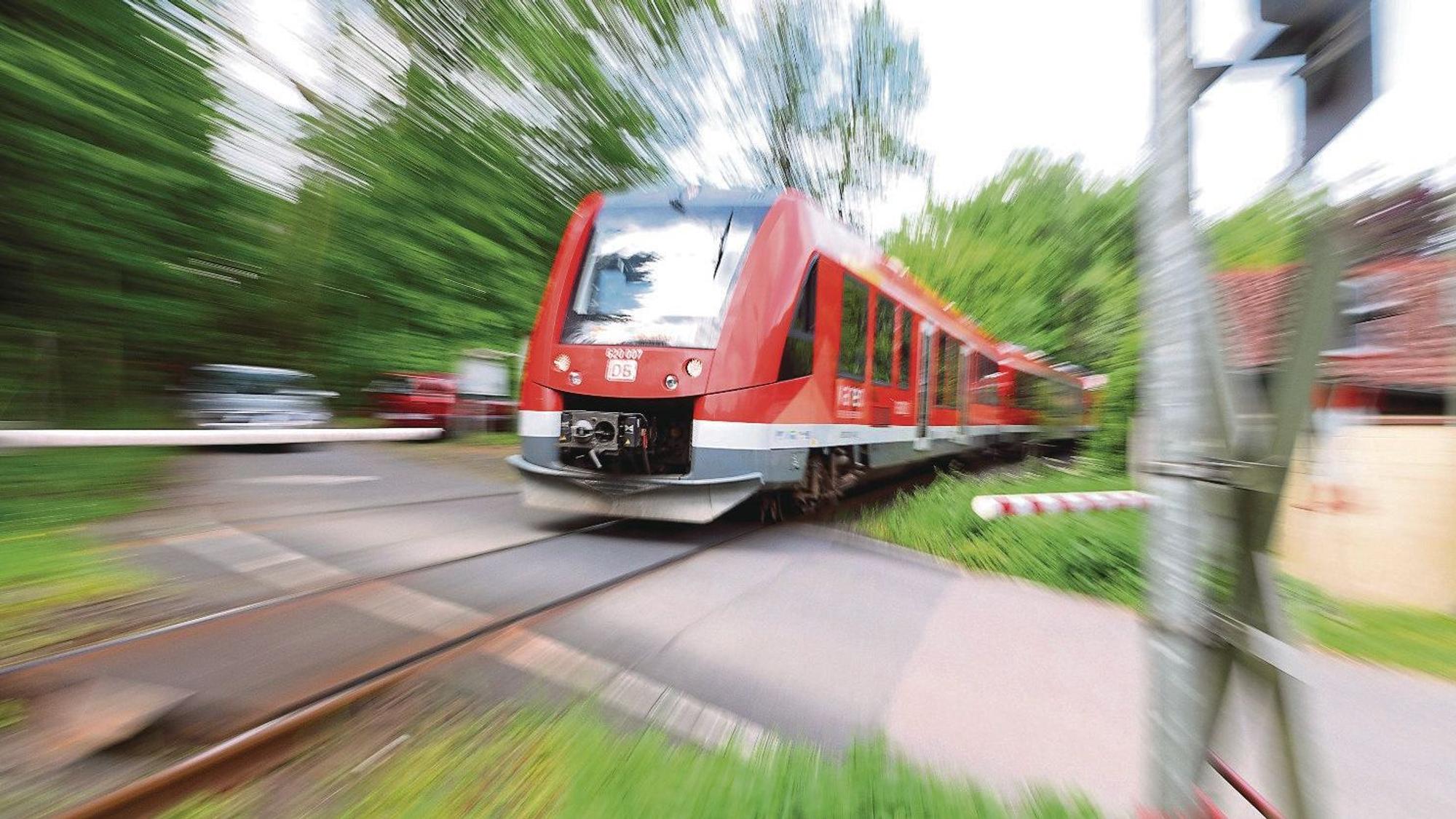 Rösrath, Hoffnungsthal, Bahnübergang Brünsbacher Weg zwischen Bkeifelder Straße und Brünsbach bzw. Stöcken, Juni 2019, Regionalbahn, RB 25, Köln-Lüdenscheid, Eisenbahn, ÖPNV, Schienenverkehr, Nahverkehr, Schranken, Signalanlagen