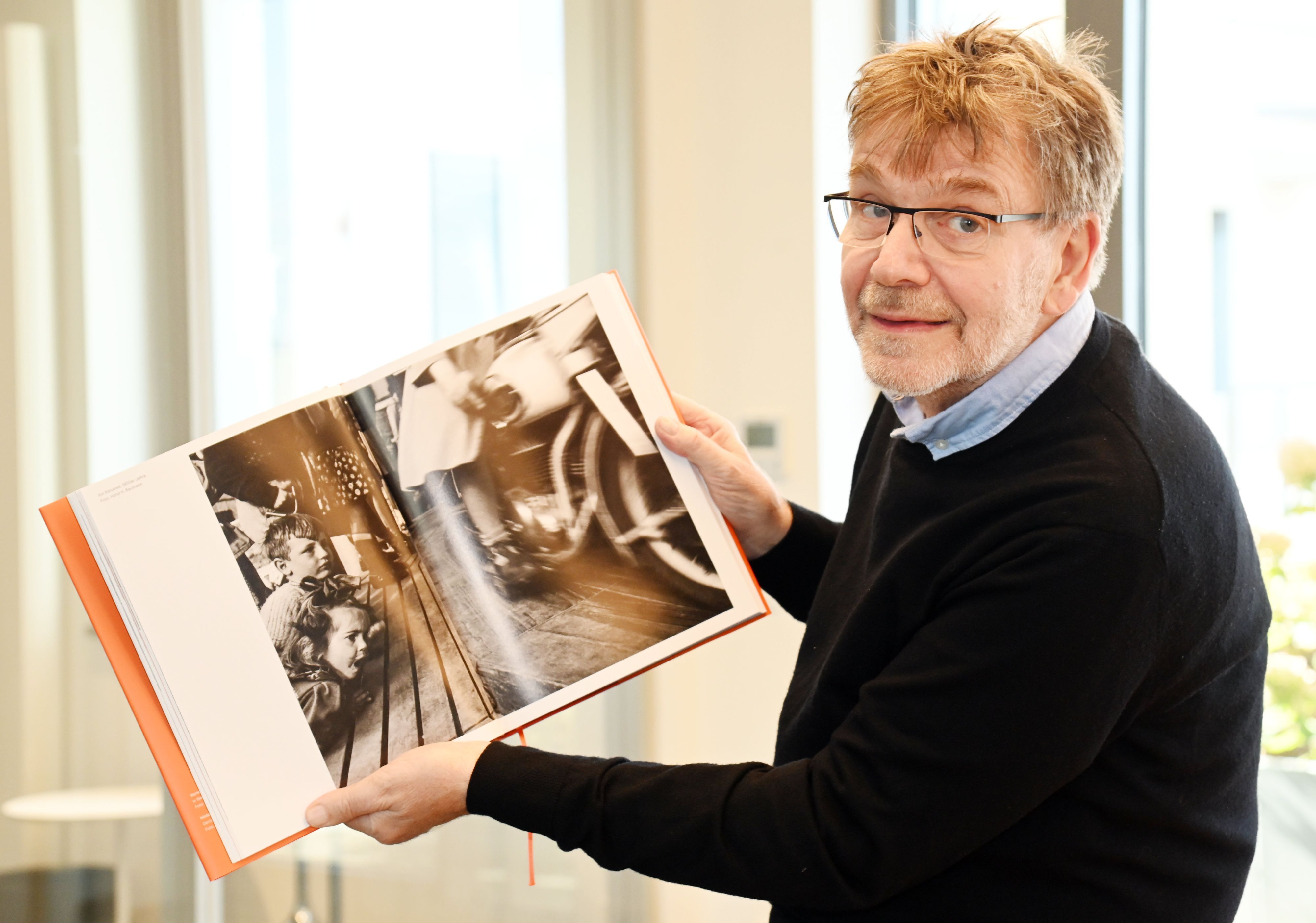 Ein Mann mit einem Buch in der Hand.