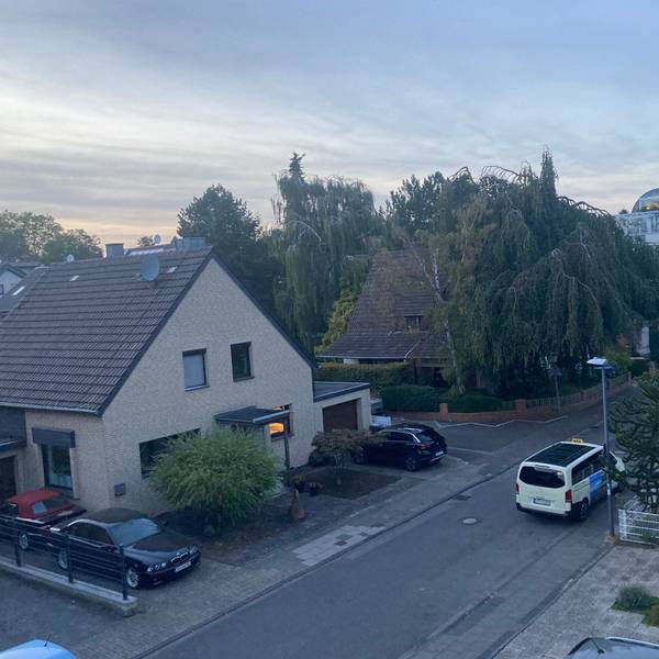 Der Blick auf eine Straße von oben.