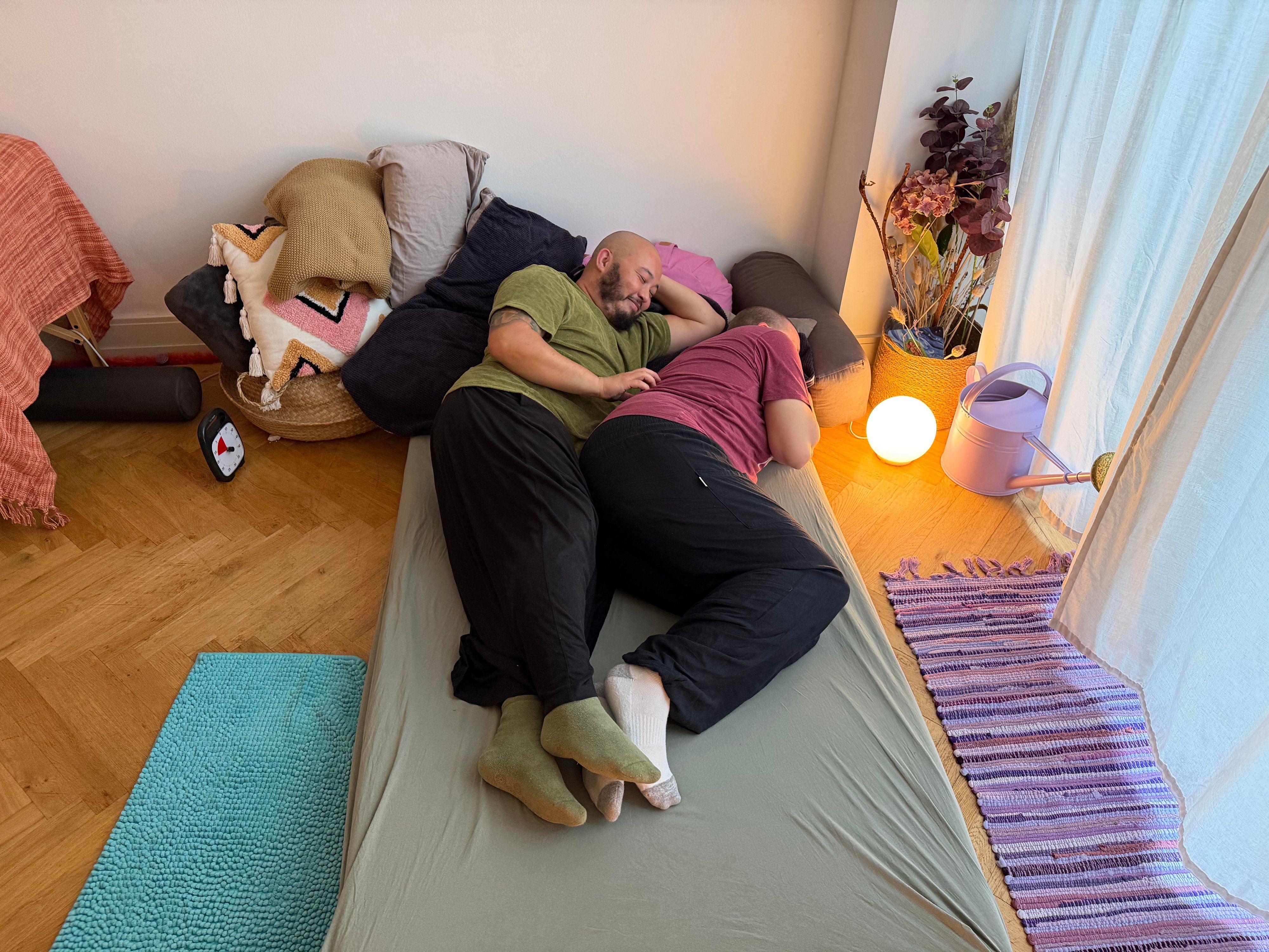 Kuem Plassmann bietet platonische Kuschelstunden an.