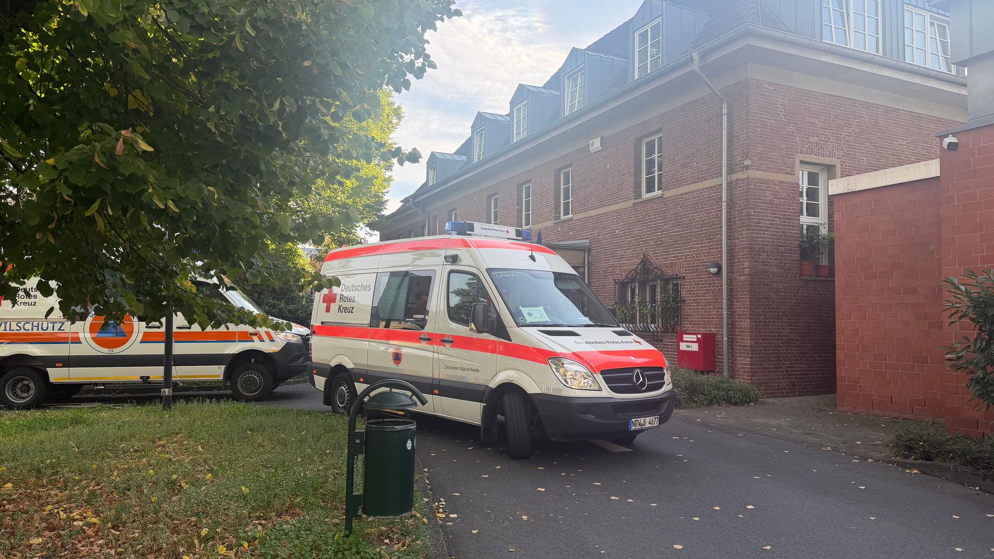 Mehrere Krankentransporte musste für die Evakuierung in Rodenkirchen erfolgen, unter anderem ein Altenheim lag im Gefahrenbereich.