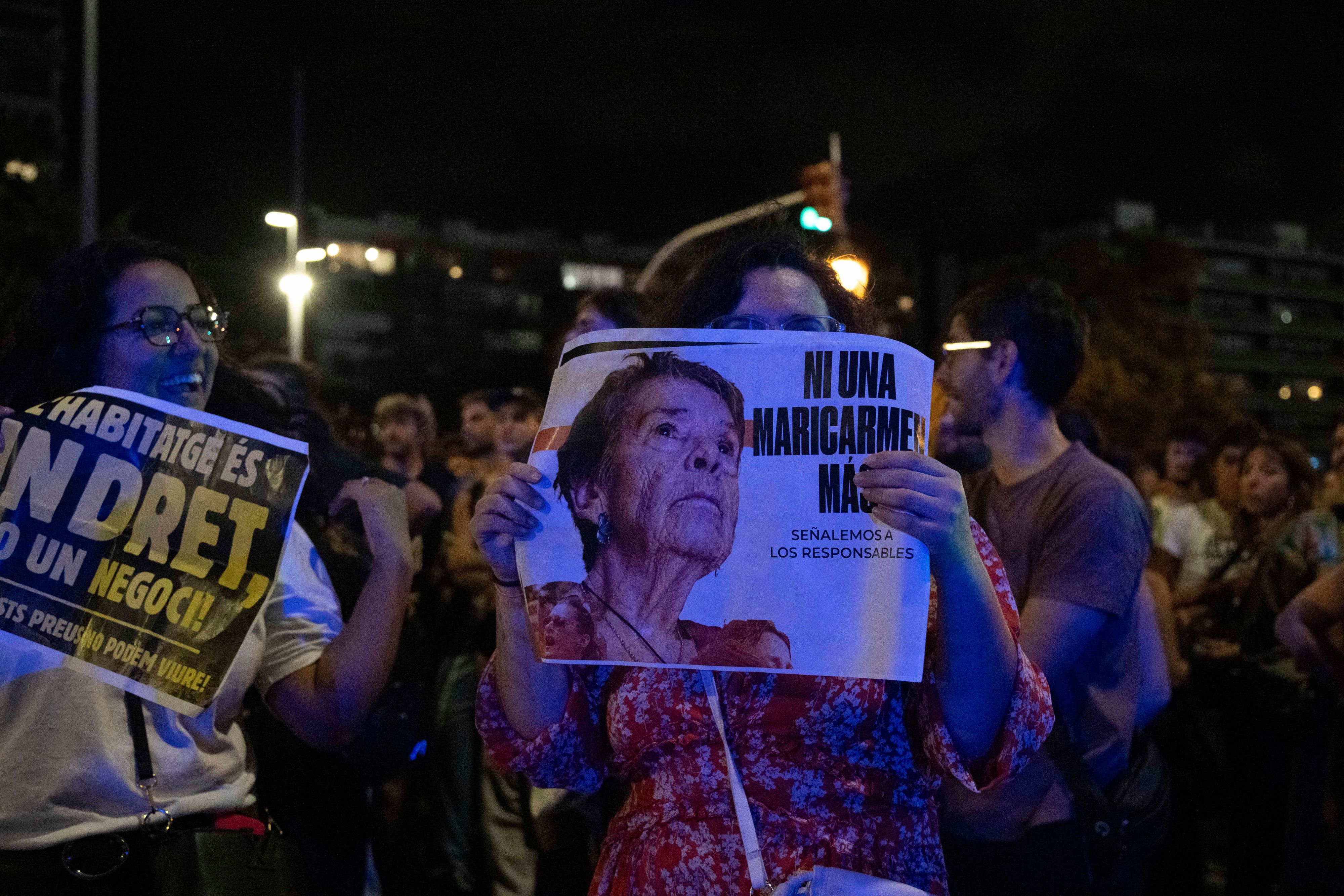 Eine Demonstrantin hält in Barcelona ein Plakat mit dem Foto von Maricarmen, die in Madrid zunächst aus ihrer Wohnung vertrieben wurde.