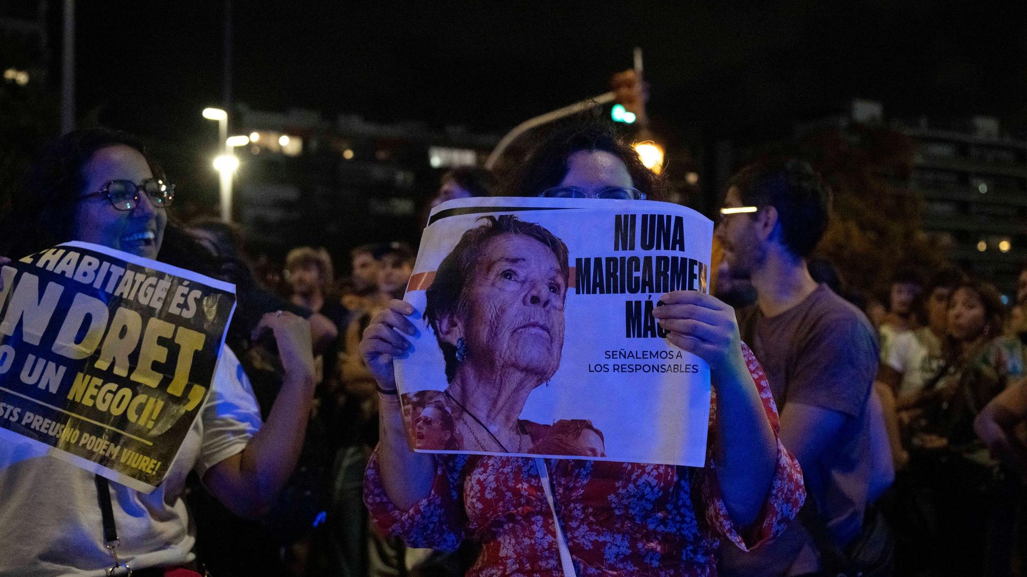 Eine Demonstrantin hält in Barcelona ein Plakat mit dem Foto von Maricarmen, die in Madrid aus ihrer Wohnung vertrieben wurde.
