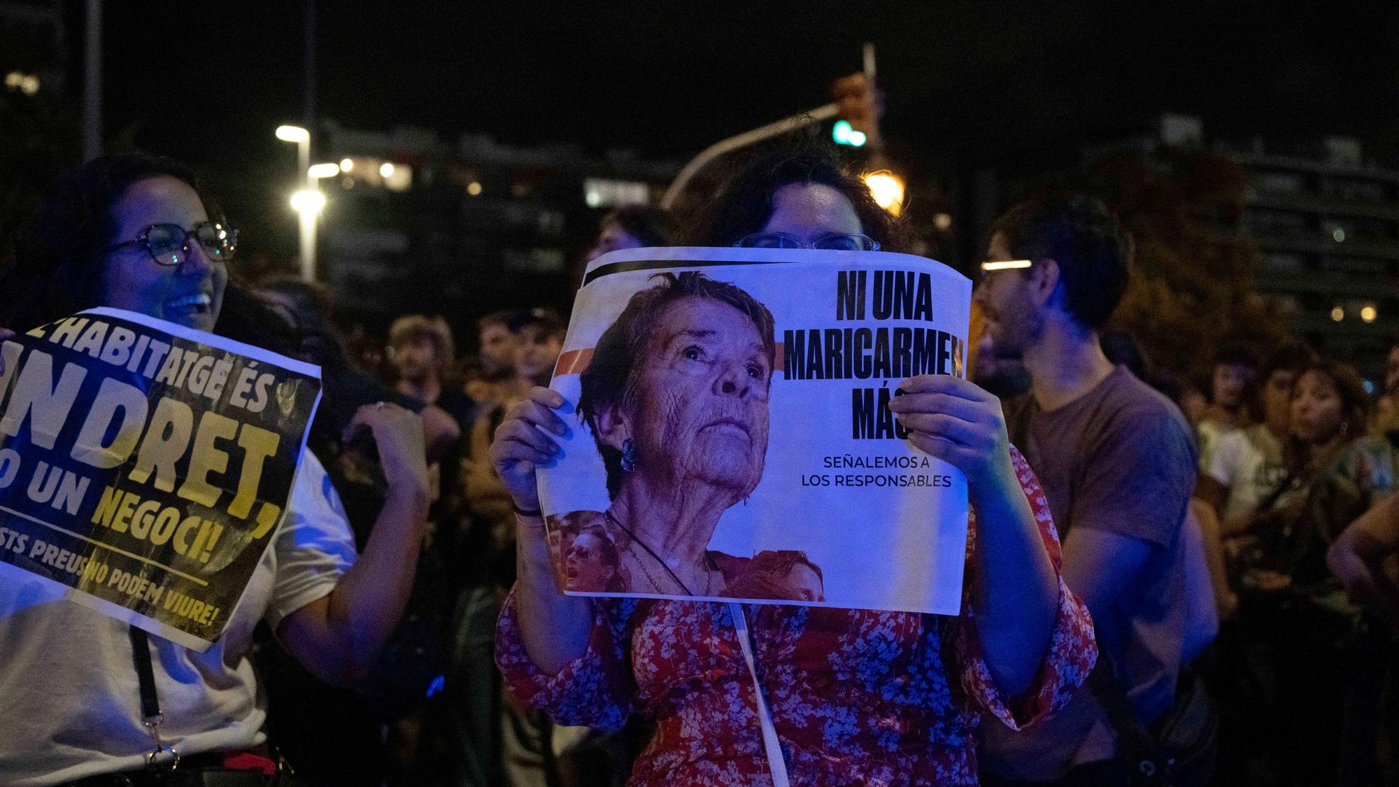 Eine Demonstrantin hält in Barcelona ein Plakat mit dem Foto von Maricarmen, die in Madrid zunächst aus ihrer Wohnung vertrieben wurde.