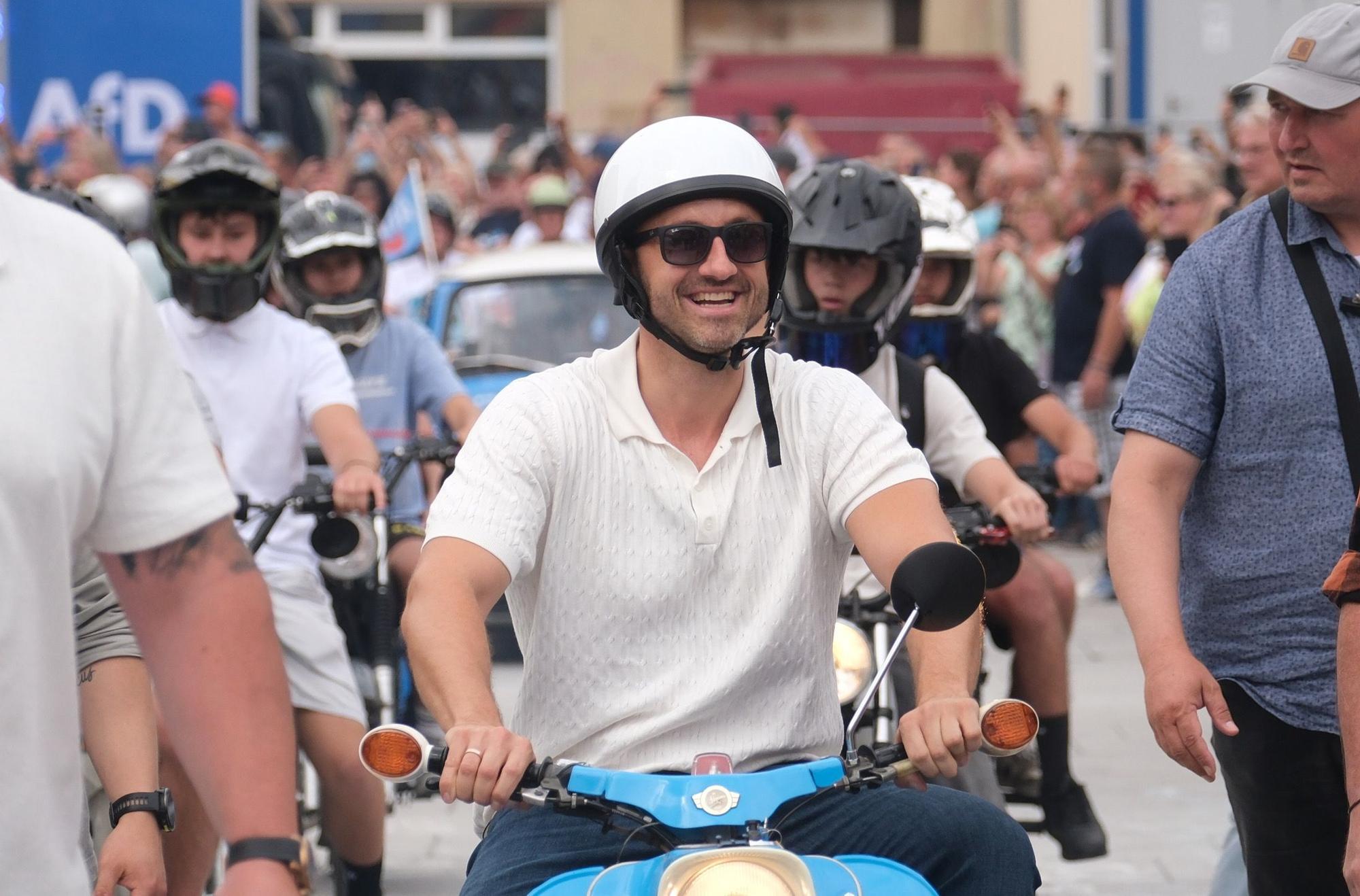 Ulrich Siegmund (M.), auf seinem Simson-Moped im Wahlkampf