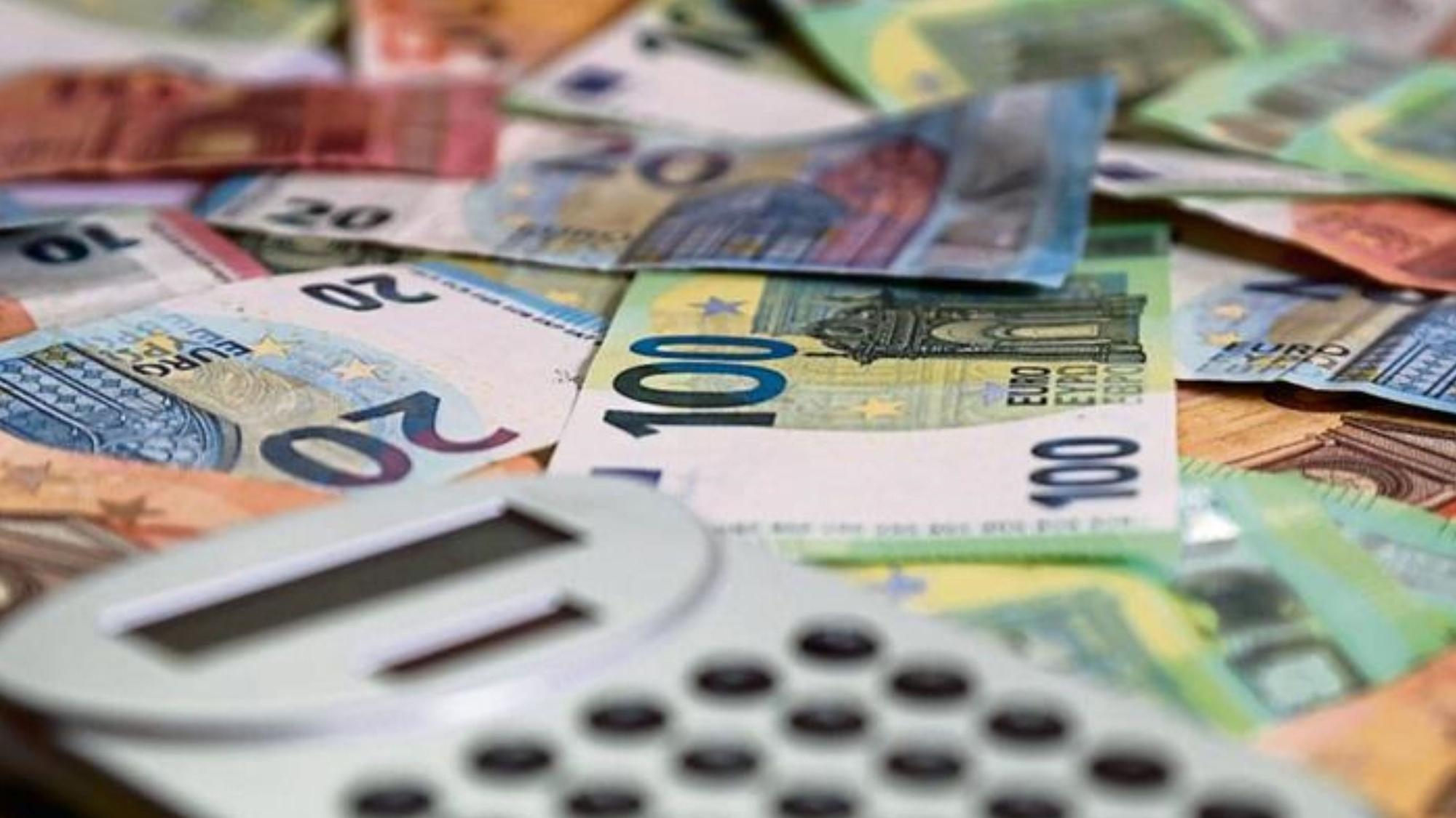 Zu sehen ist Geld und davor ein Taschenrechner