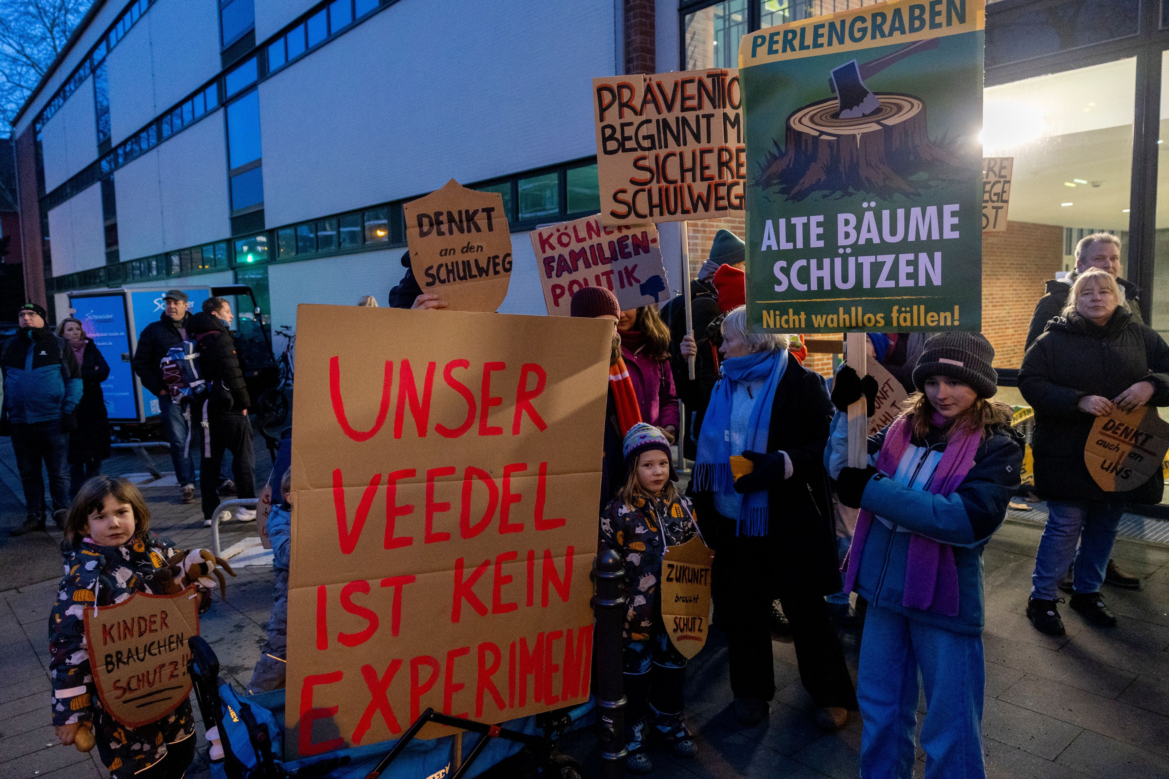 Protestierende zeigen ihre Plakate bei einer Infoveranstaltung zum geplanten Suchthilfezentrum am Perlengraben (Archivbild)