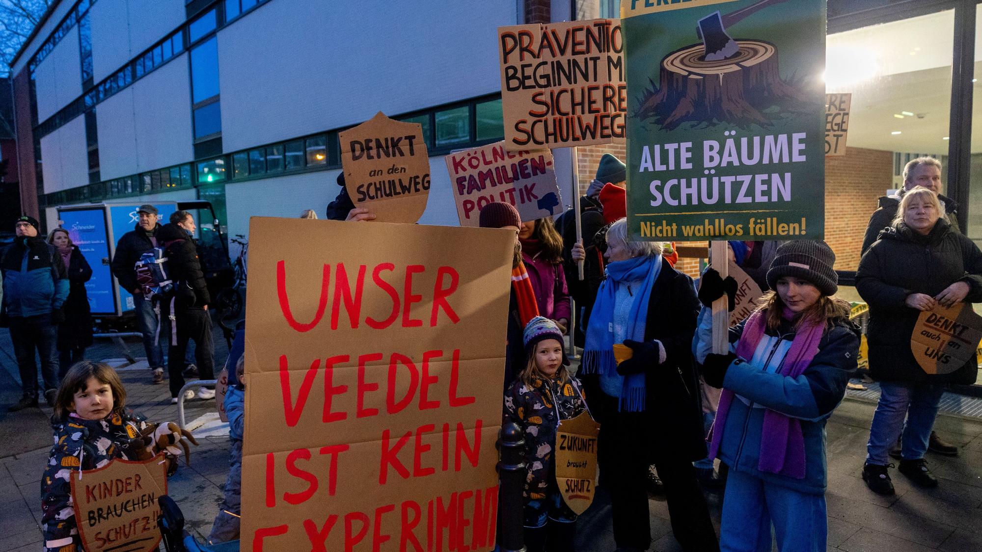 Protestierende zeigen ihre Plakate bei einer Infoveranstaltung zum geplanten Suchthilfezentrum am Perlengraben (Archivbild)