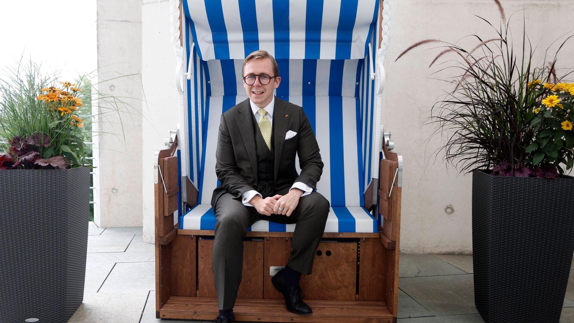 Strandkorb vor dem Büro: Philipp Amthor, Staatsminister im Kanzleramt.