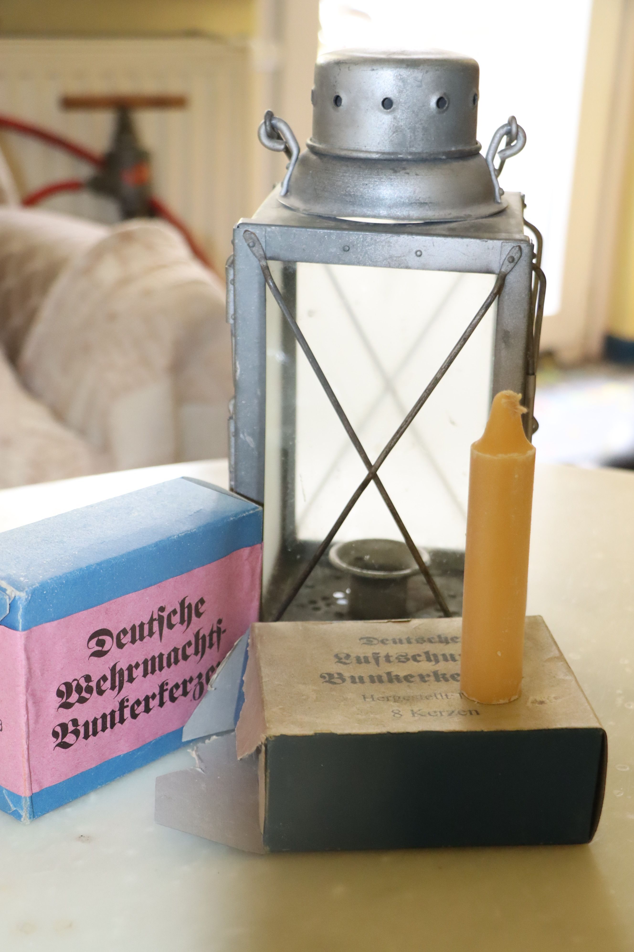 Bunker-Kerzen und entsprechende „Windlichter“, die eigens für einen Aufenthalt in Schutzbunkern produziert wurden.