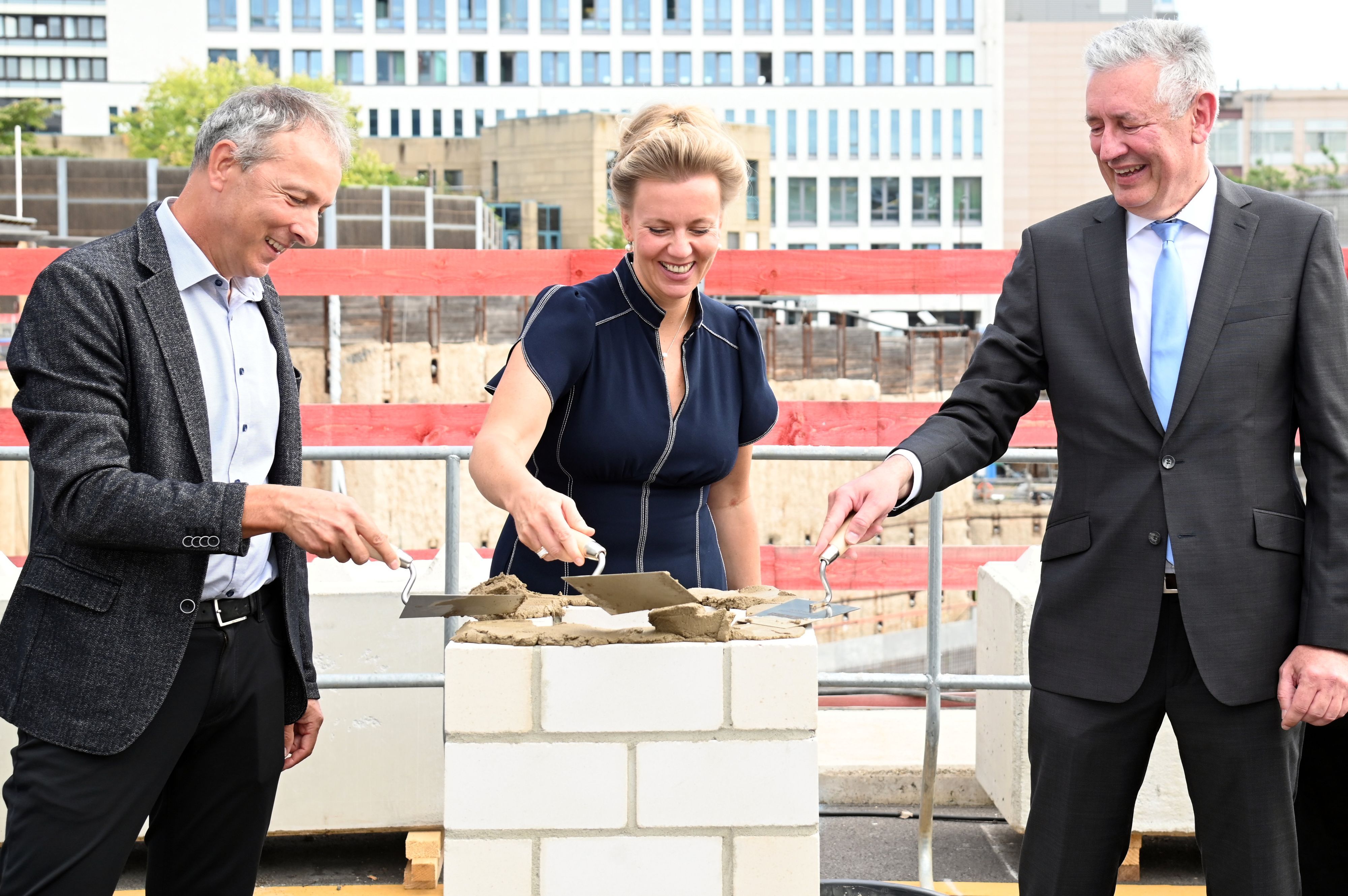 30.09.2026 Köln. Die Uniklinik Köln feiert die Grundsteinlegung für das Centrum für Familiengesundheit (CEFAM). Das Projekt ist mit rund 63.000 Quadratmetern Bruttogeschossfläche das größte Neubauvorhaben der Uniklinik Köln seit 1962. V.Li.: Prof. Dr. Jörg Dötsch, Ministerin Ina Brandes, Prof. Dr. Edgar Schömig. Foto: Alexander Schwaiger