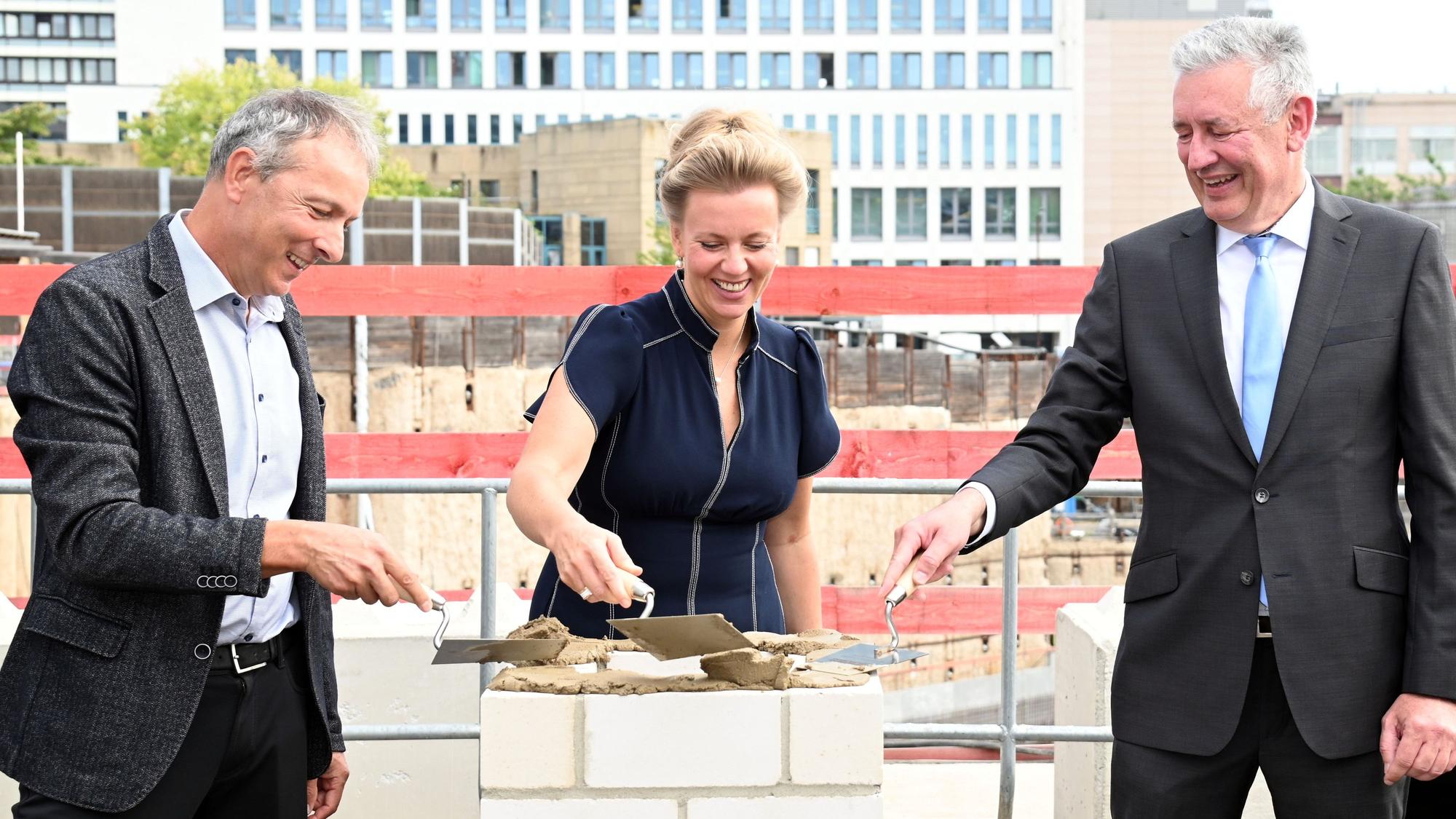 30.09.2026 Köln. Die Uniklinik Köln feiert die Grundsteinlegung für das Centrum für Familiengesundheit (CEFAM). Das Projekt ist mit rund 63.000 Quadratmetern Bruttogeschossfläche das größte Neubauvorhaben der Uniklinik Köln seit 1962. V.Li.: Prof. Dr. Jörg Dötsch, Ministerin Ina Brandes, Prof. Dr. Edgar Schömig. Foto: Alexander Schwaiger