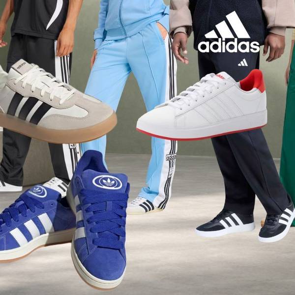 adidas Sneaker, Sportmode, Trainingshosen, Trainingsjacken vor einem Hintergrund mit Raum in gedeckten Farben