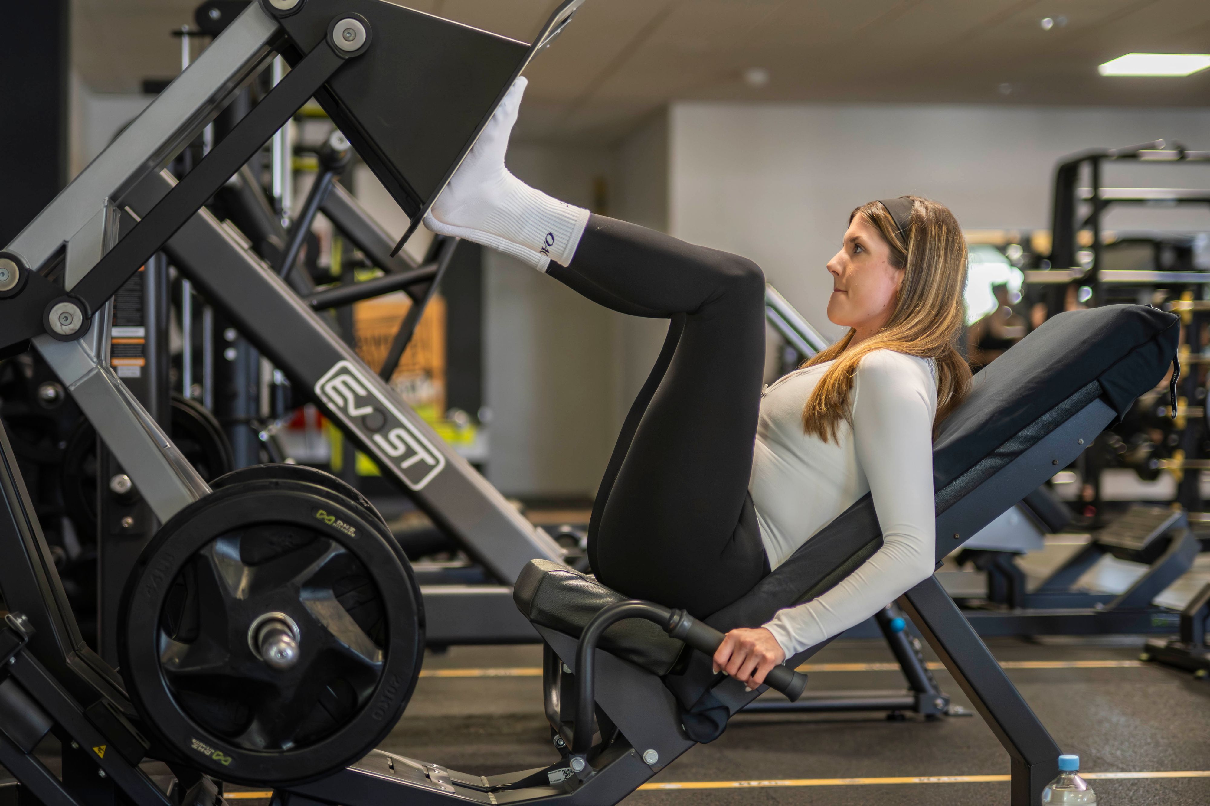 Das Bild zeigt Joana Kuhn an der Beinpresse im Fitnessstudio.