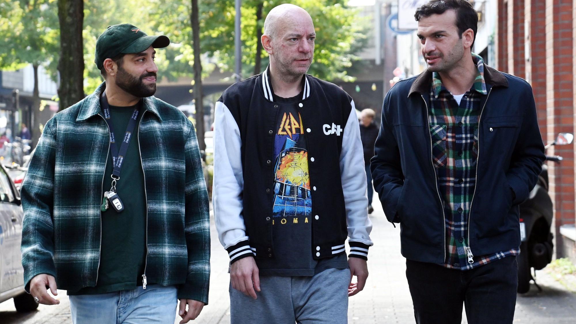 24.09.2026 Köln. Altersarmut bei Schauspielern. Treffen mit Schauspieler Kais Setti, Maxwell Richter und Gewerkschaftler Beka Bediana (von links). Nach dem Tod von Ralf Richter ist eine Debatte um das Thema entbrannt. Foto: Alexander Schwaiger