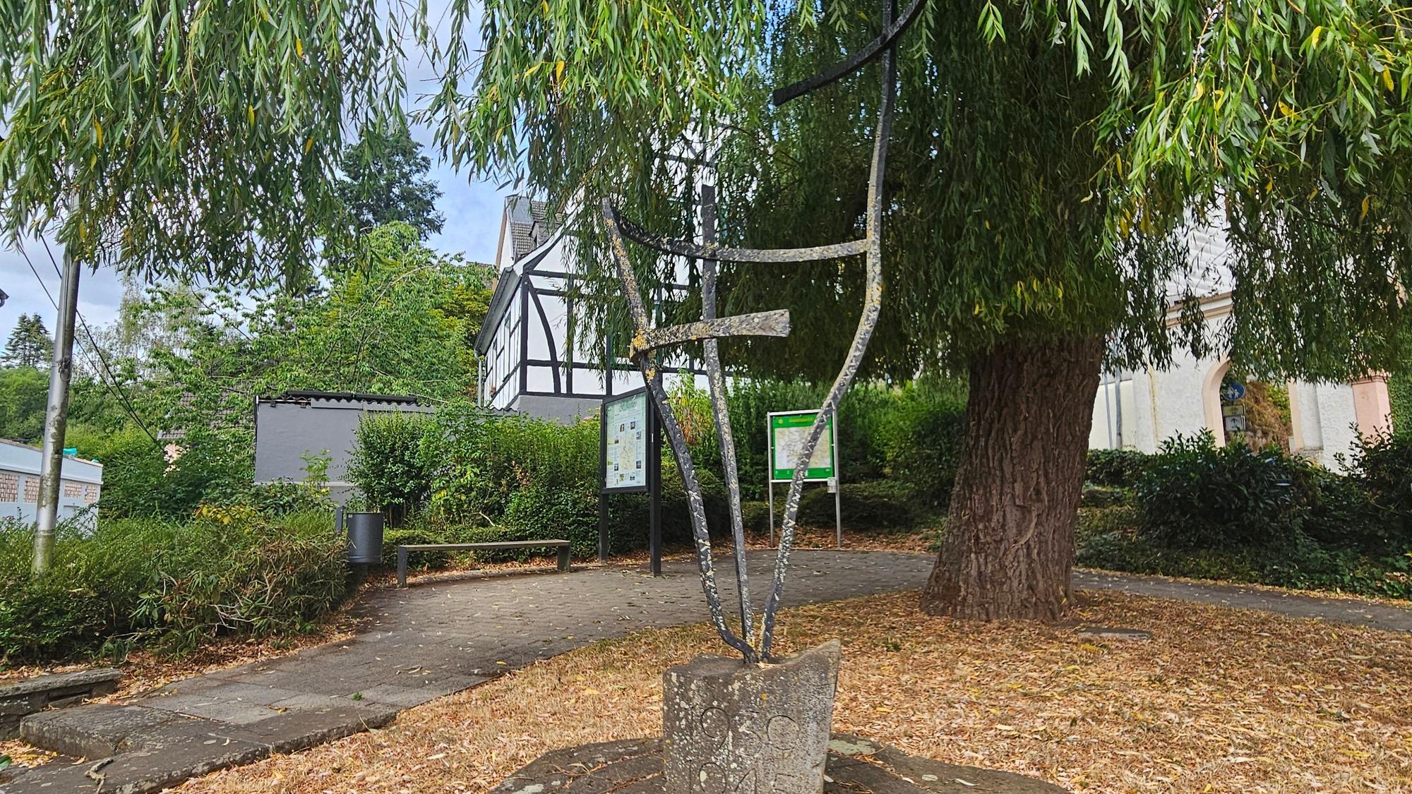 Das Foto zeigt das Denkmal mit den drei ineinander verschränkte Stahlkreuzen.
