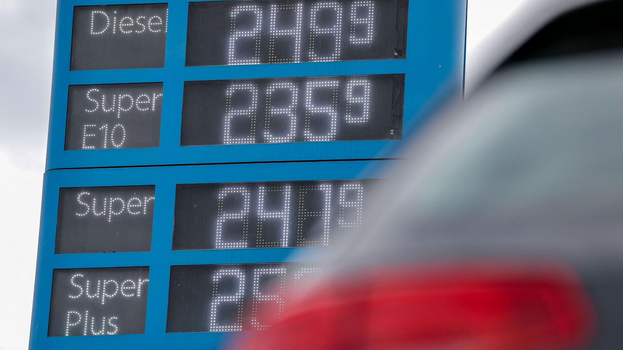 Blick auf die Preistafel einer Tankstelle. (Archivbild)