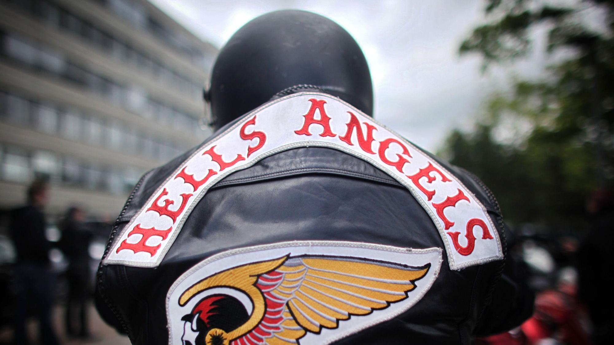 Ein Mitglied der Rockergruppe Hells Angels nimmt an einem Protestkorso teil. 1.200 Polizisten sind bei der Razzia im Einsatz. (Archivbild)
