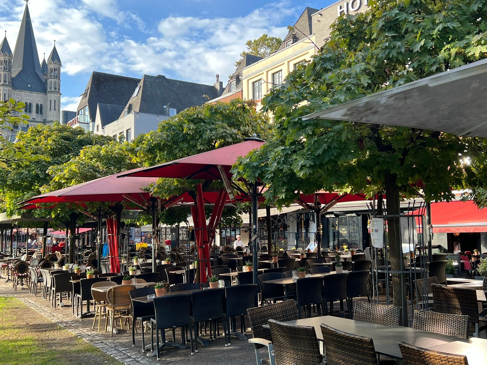 Das Regelwerk zur Gestaltung der Außengastronomie: Die Umsetzung aller Vorgaben für die Wirte in der Internationalen Zone (Altstadt, Teile von Deutz) wird verschoben.