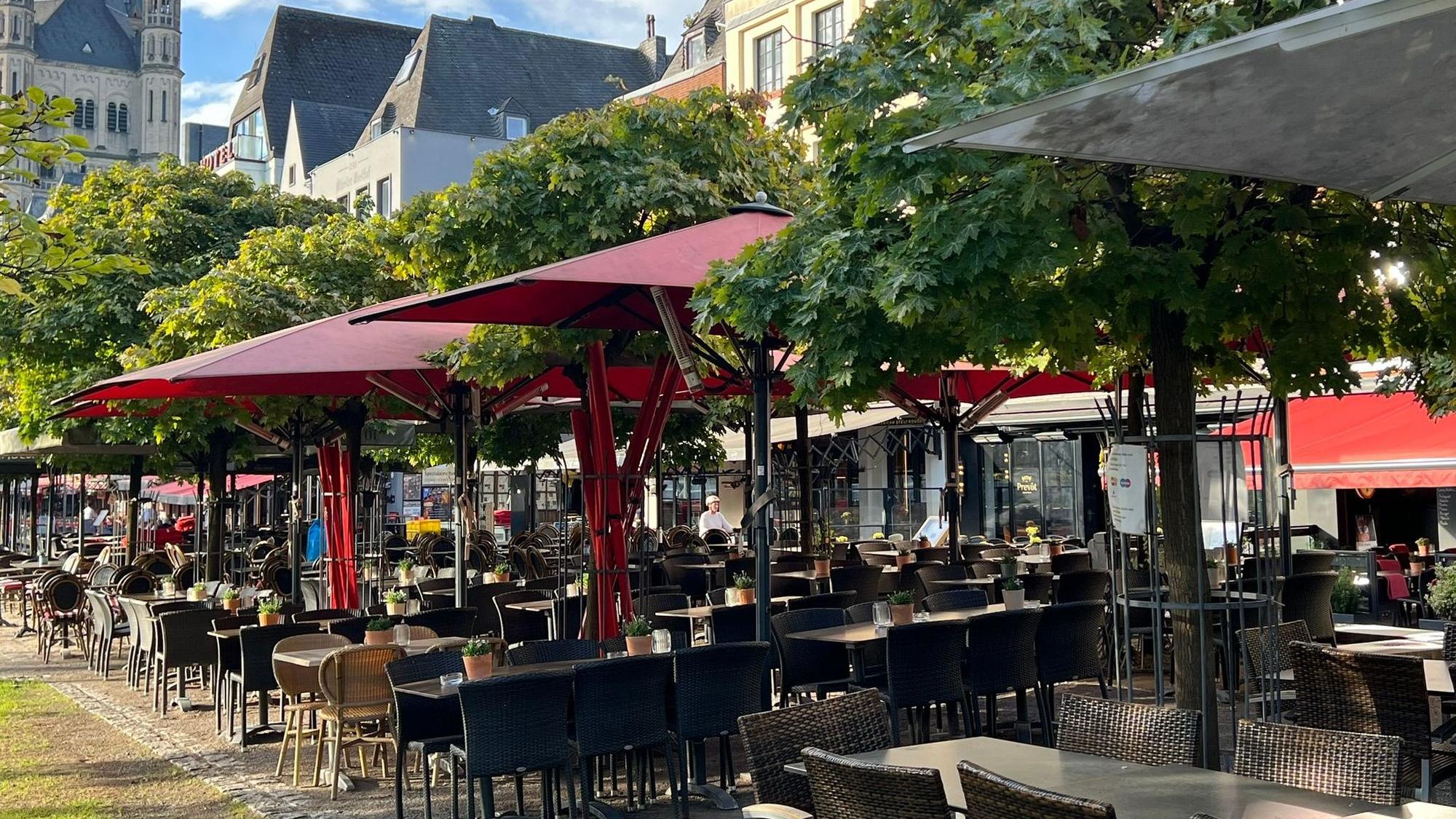Das Regelwerk zur Gestaltung der Außengastronomie: Die Umsetzung aller Vorgaben für die Wirte in der Internationalen Zone (Altstadt, Teile von Deutz) wird verschoben.