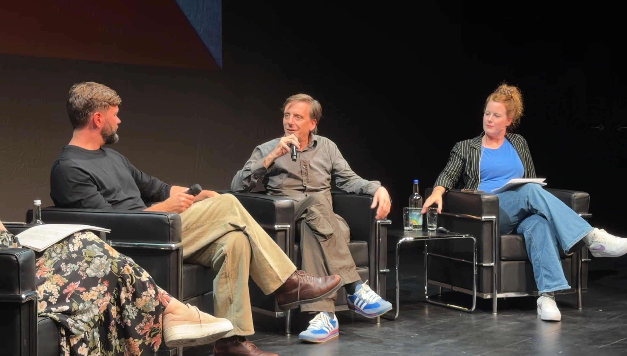 Zur Premiere der Veranstaltungsreihe „Hinter den Kulissen“ des „Kölner Stadt-Anzeiger“ saß unter anderem Schauspielintendant Kay Voges (Mikro) auf dem Podium.