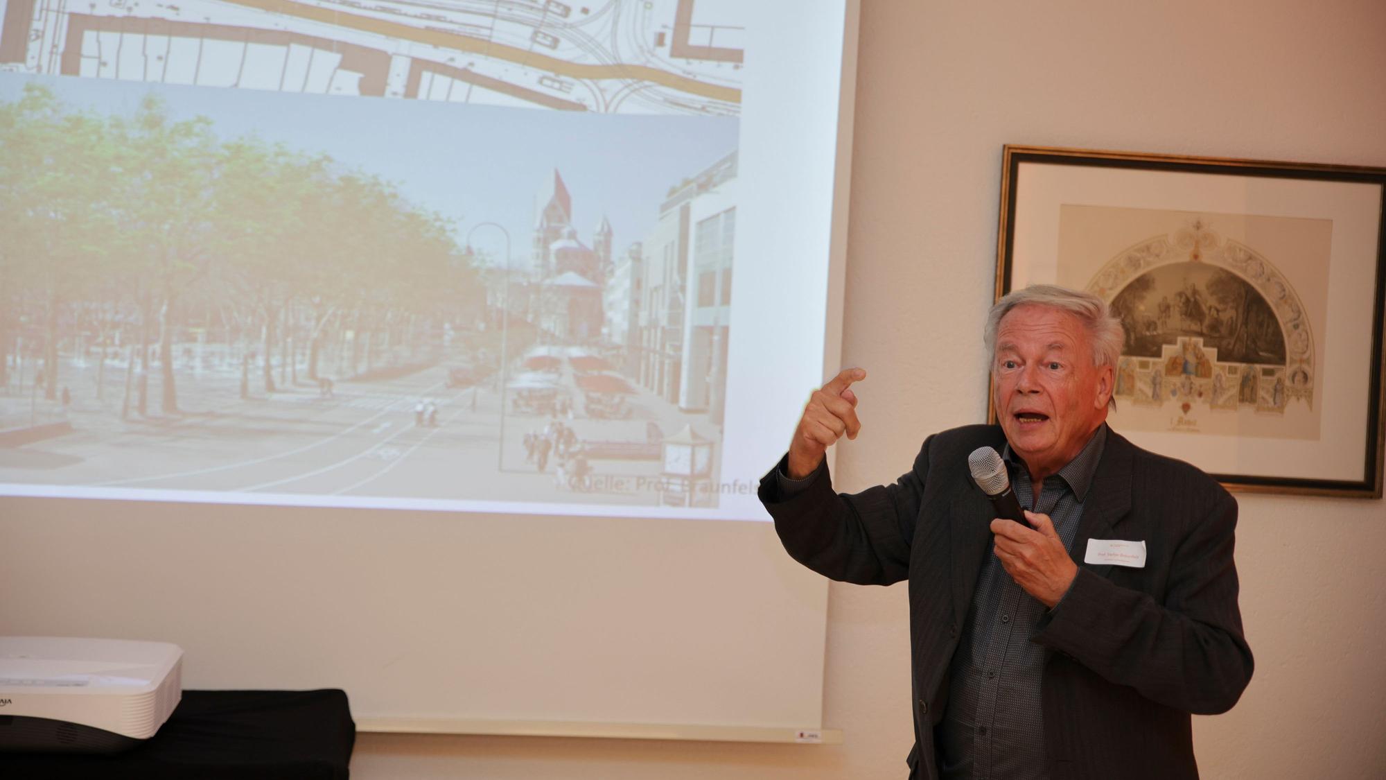 Architekt Stephan Braunfels stellt sein Konzept für den Neumarkt vor.