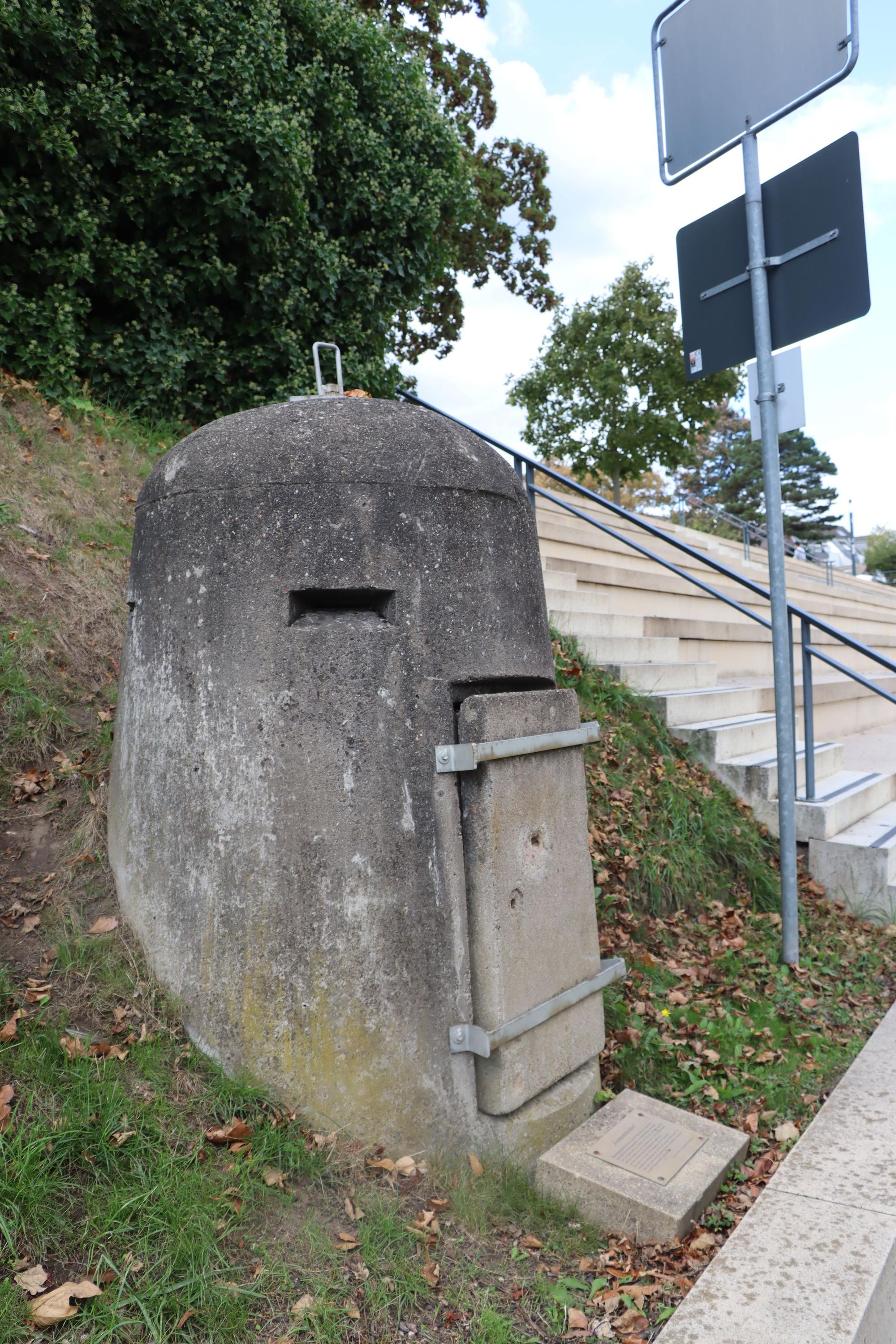 Der Splitterbunker oder Einmannbunker im Rheinpark in Wesseling. Ein Schiffsführer soll 1944 darin einen Bombenangriff überstanden haben.
