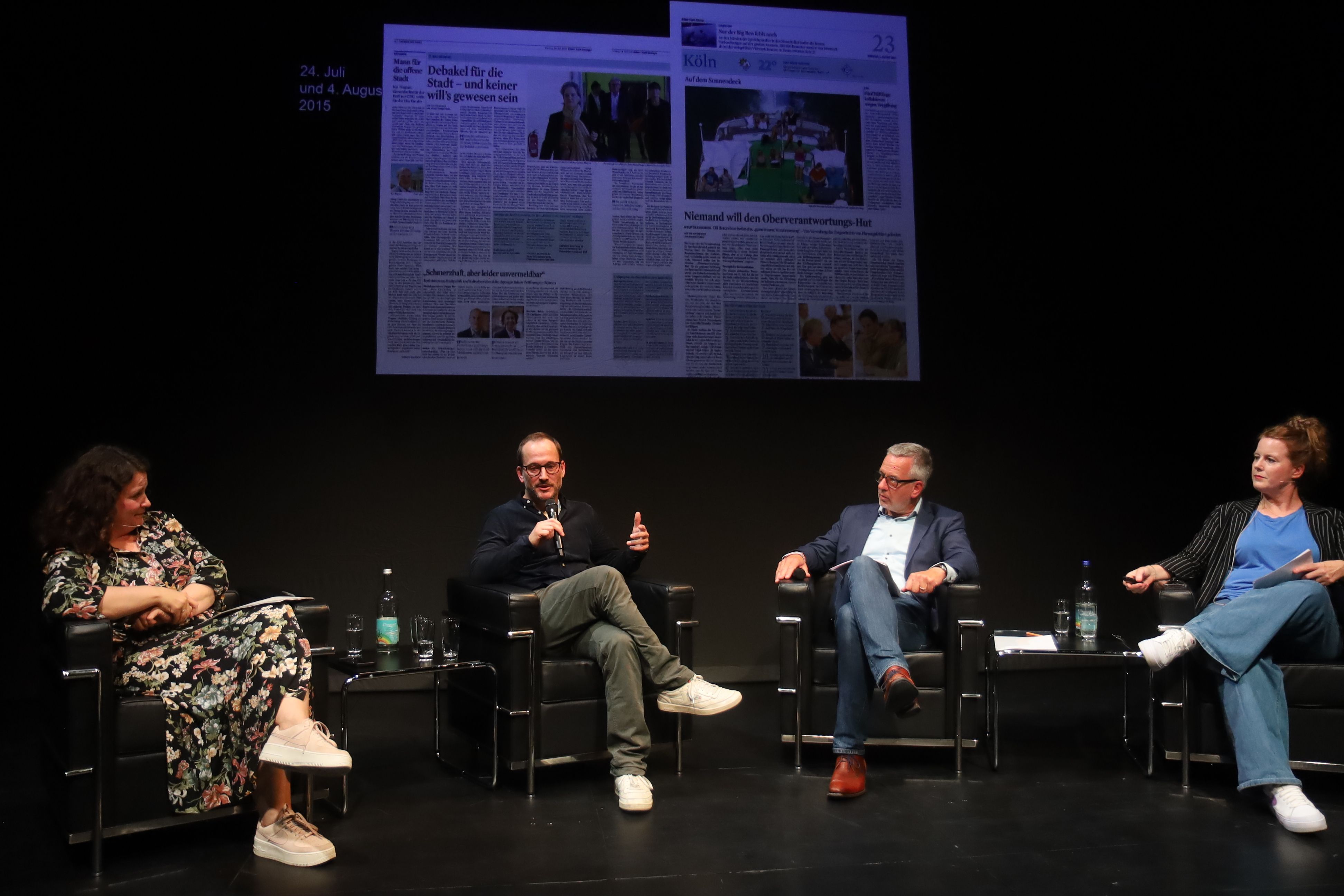 Bei der Premiere der neuen Veranstaltungsreihe „Hinter den Schlagzeilen“ blickte die Redaktion auf die Rückkehr von Schauspiel und Oper an den Offenbachplatz und die mediale Berichterstattung in den 14 Jahren der Sanierung.