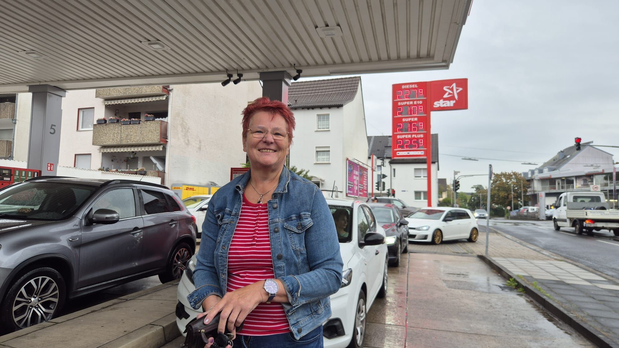 Annegret Berti, hier beim Tanken an der Star-Tankstelle in Siegburg, sieht den Tankrabatt eher kritisch.