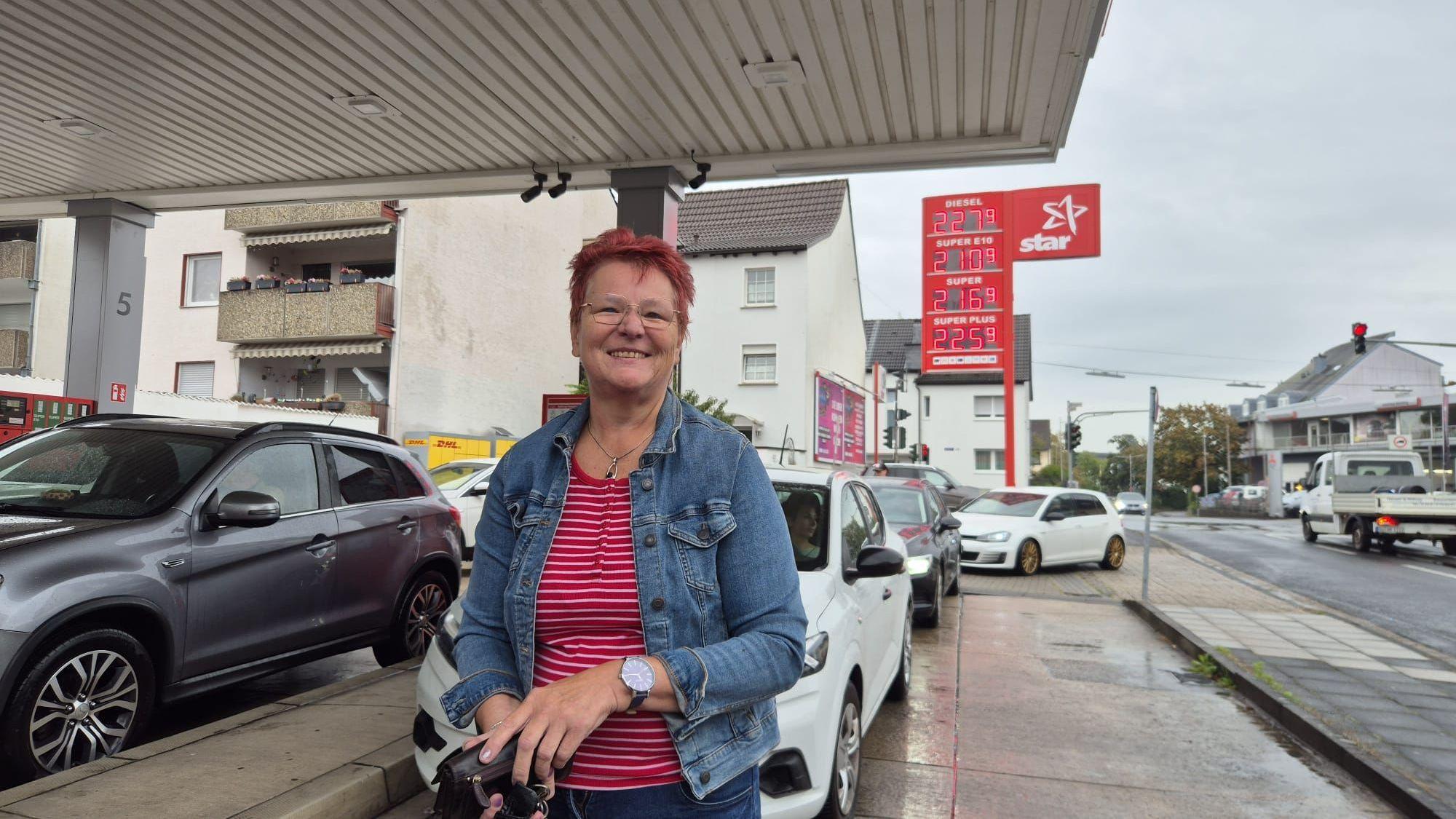 Annegret Berti, hier beim Tanken an der Star-Tankstelle in Siegburg, sieht den Tankrabatt eher kritisch.