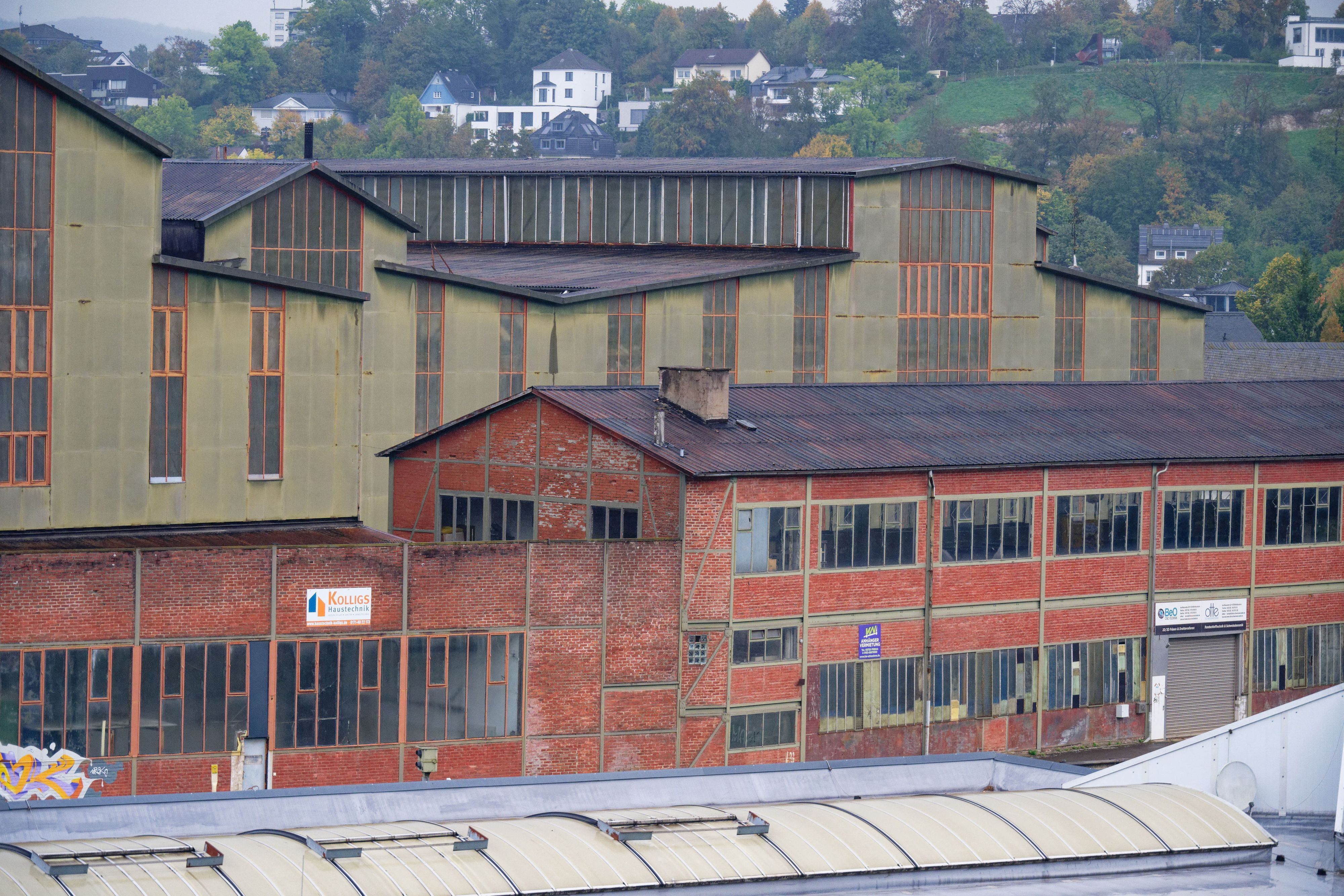 Ehemalige Fabrikhallen des Stahlkonzerns Hoesch stehen in Attendorn an der Bigge.