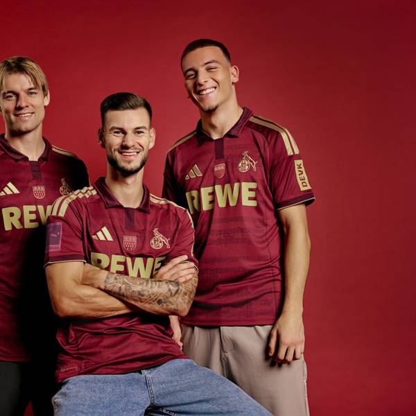 Borna Sosa, Tom Krauß und Said El Mala posieren im neuen Ostermann-Trikot des 1. FC Köln.