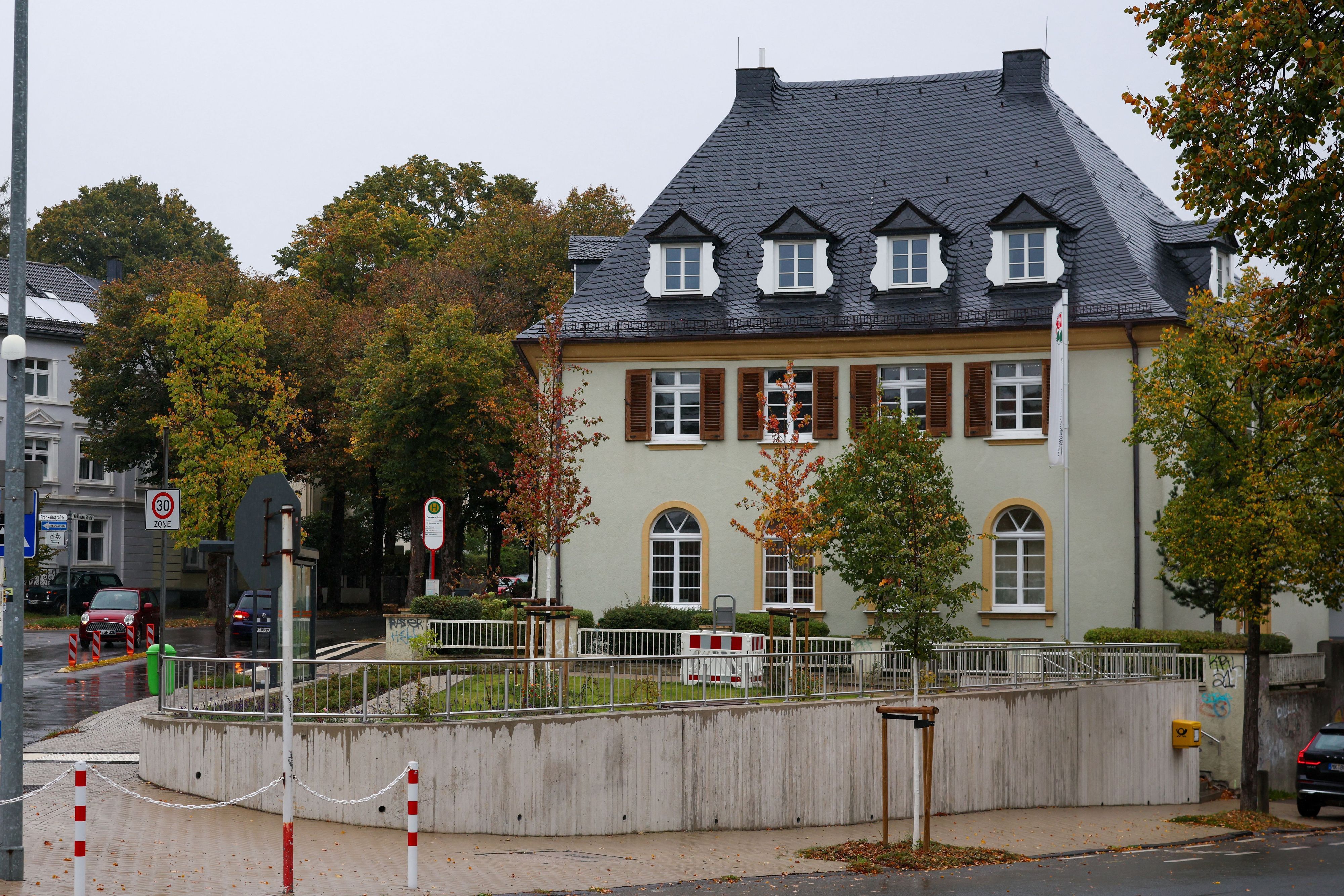 Die Kosten für die Sanierung einer Mauer an der Winkhäuser Straße in Lüdenscheid, die einen kleinen Park umrahmt, sind im Zuge der Sanierung von etwa 140.000 Euro auf ca. 335.000 Euro gestiegen.